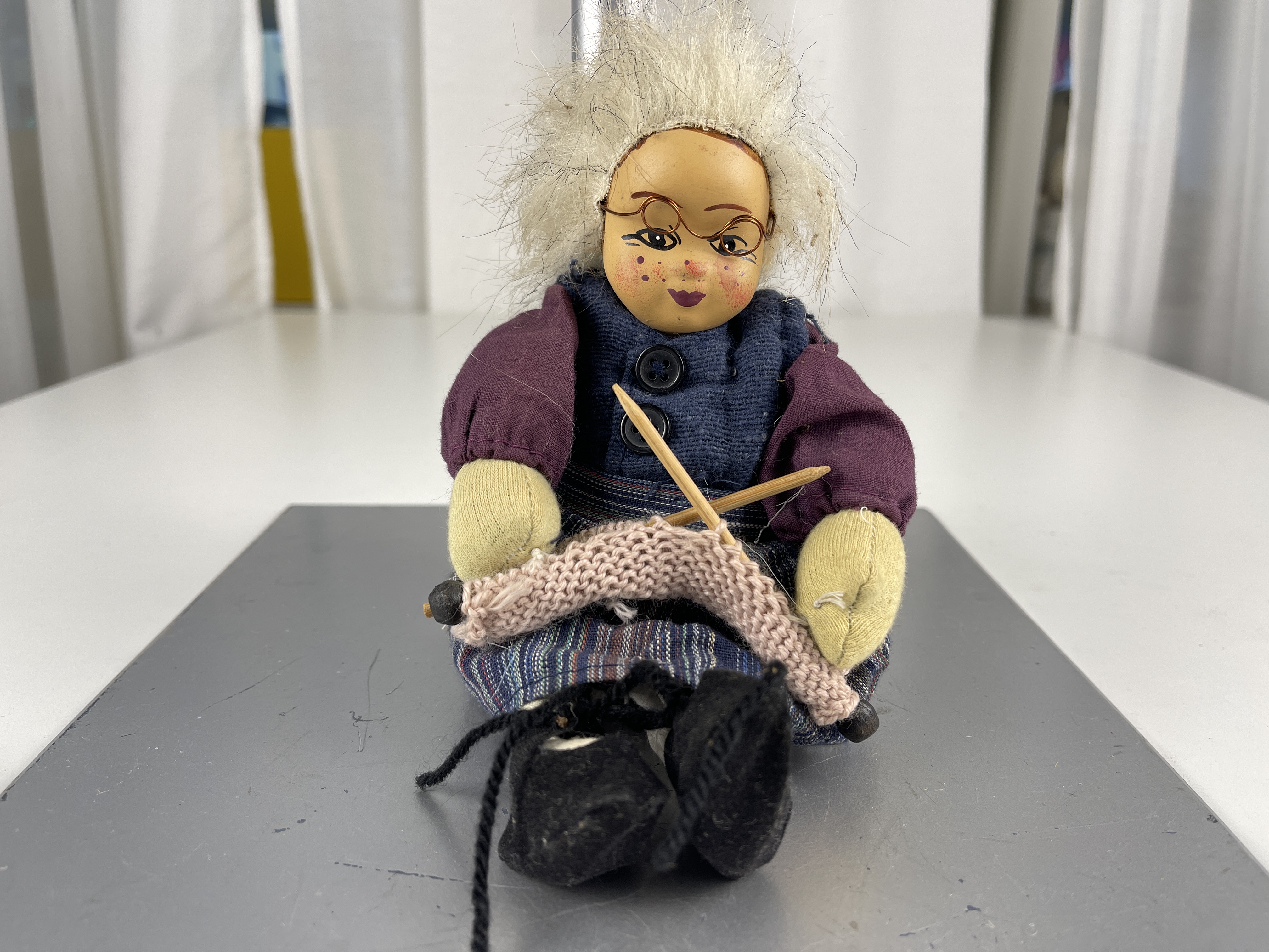 Sammler Puppe Porzellan Puppe 19 cm. Zustand siehe Fotos 