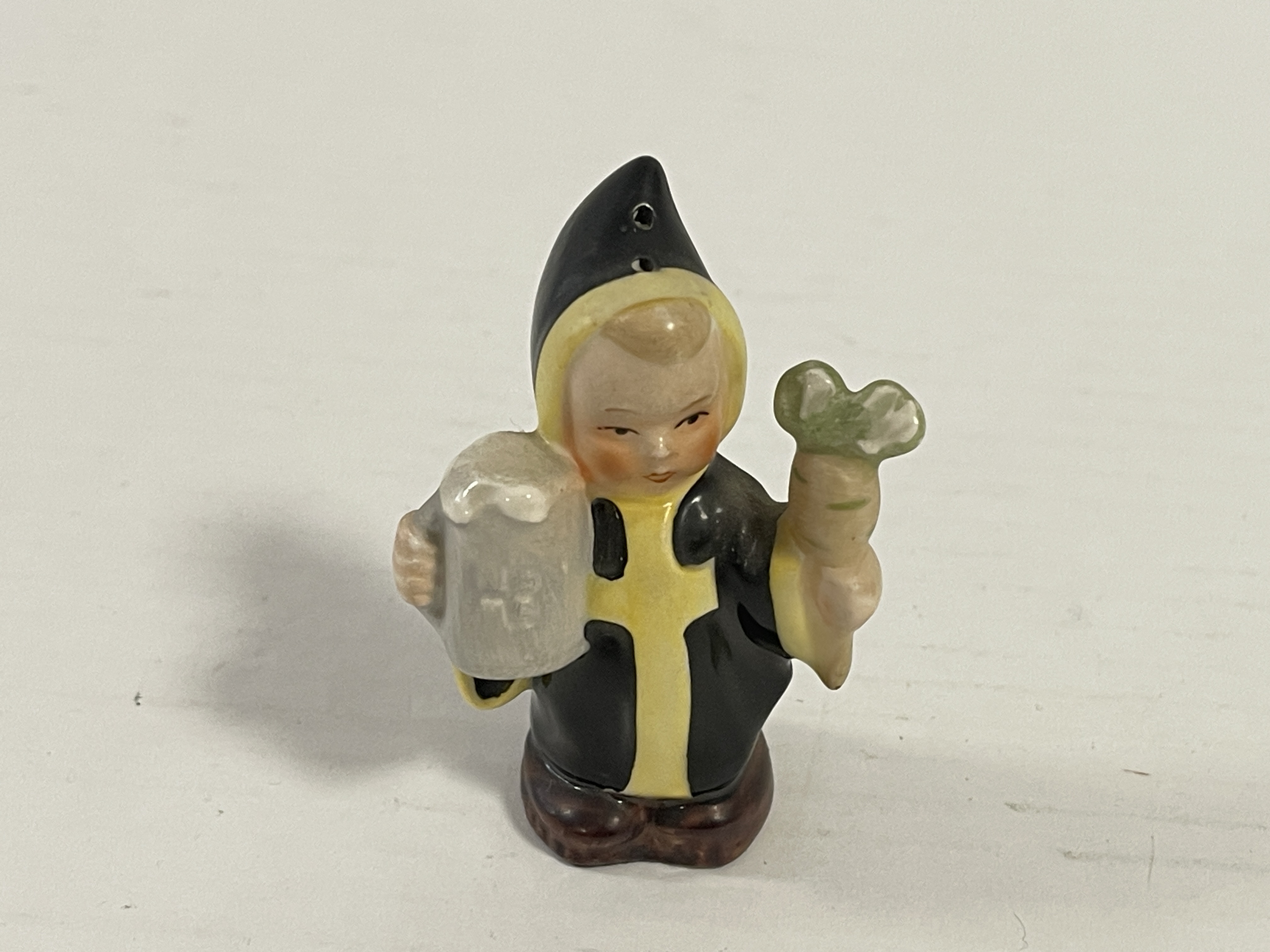 Goebel Figur Porzellan Salz / Pfeffer Streuer 6,5 cm.  Zustand siehe Fotos 