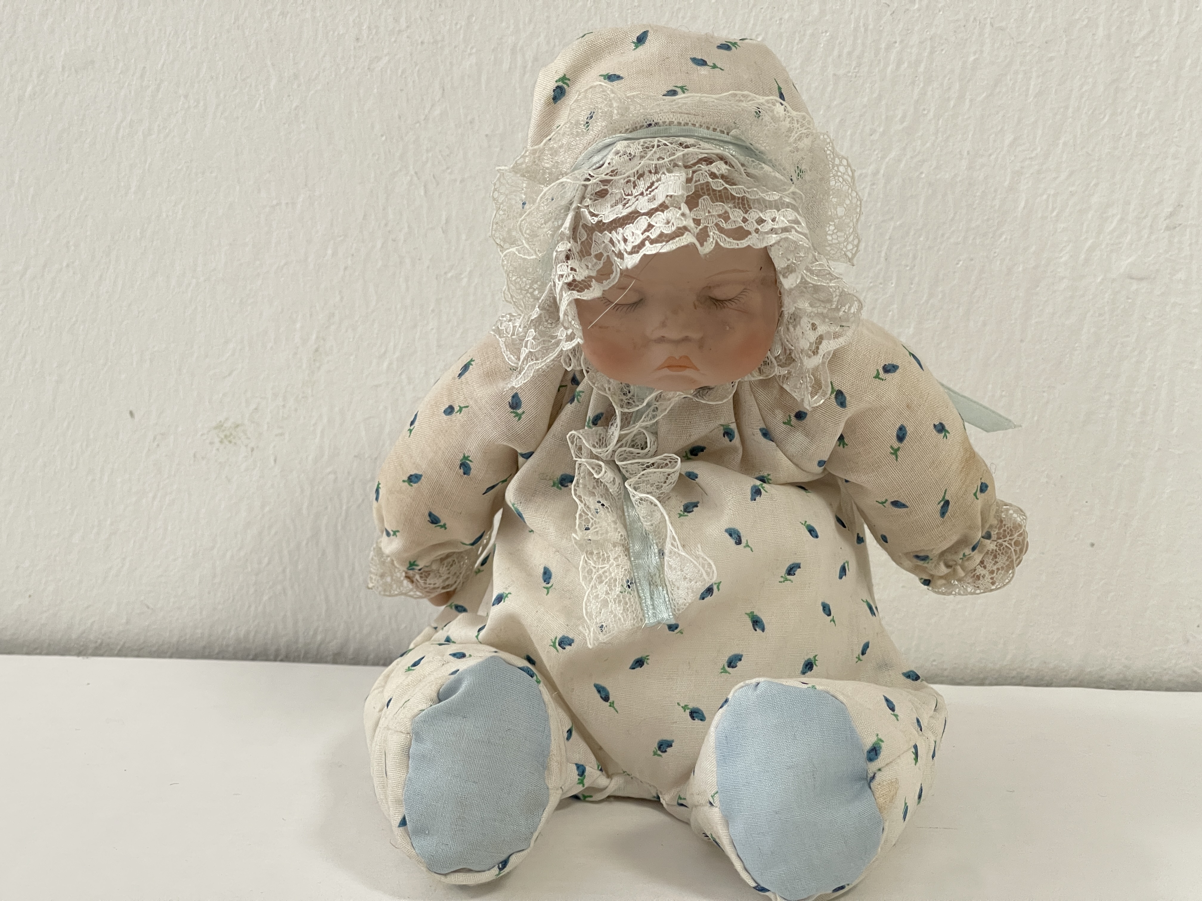 Alte Sammler Porzellan Puppe Spieluhr 26 cm Zustand siehe Fotos  