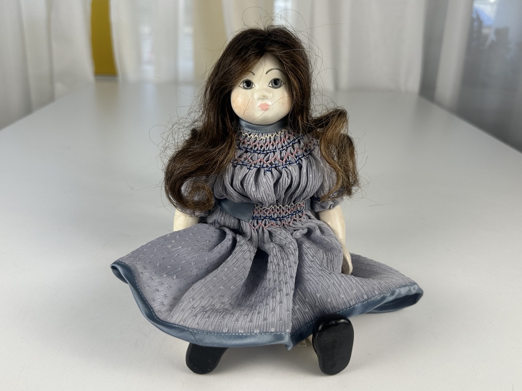 Sammler Puppe Porzellan Puppe 26 cm. Zustand siehe Fotos
