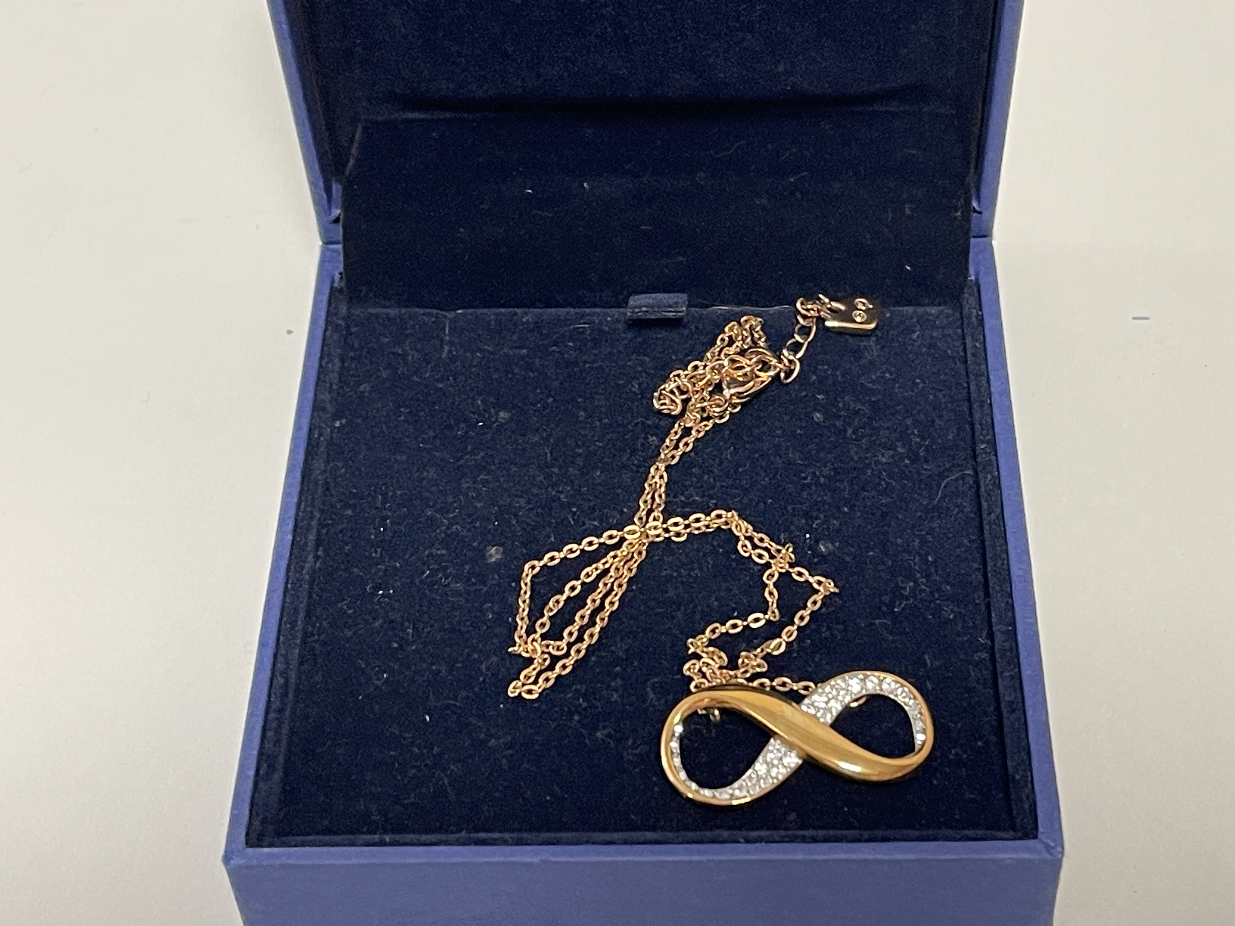 Swarovski Halskette ca. 45 cm + Kiste. Top Zustand