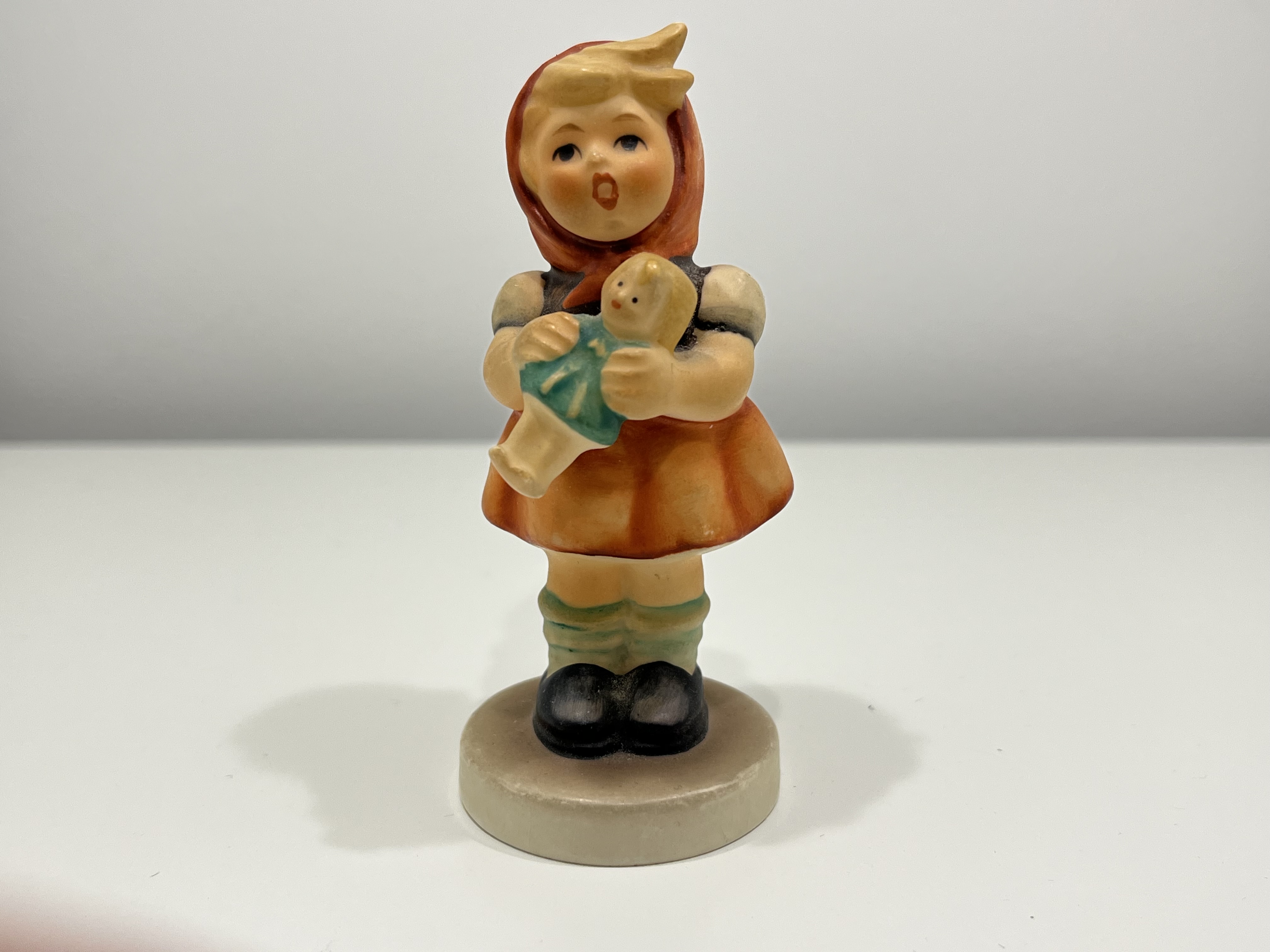  M.I. Hummel Figur 239/B Mädchen mit Puppe 9 cm. 1 Wahl. Top Zustand