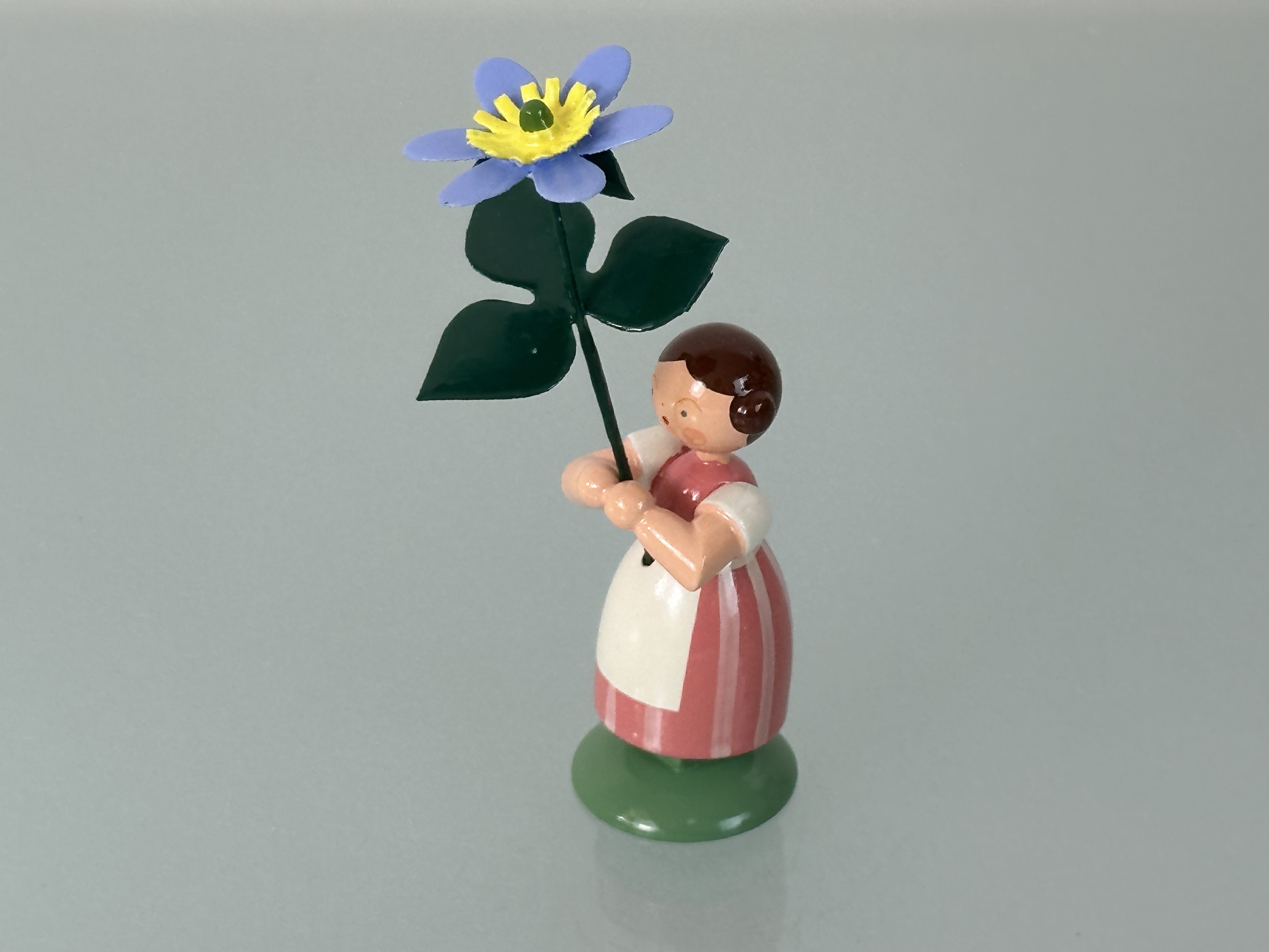 Erzgebirge Straco Figur Blumenmädchen mit Leberblume 10,5 cm. Zustand siehe Fotos