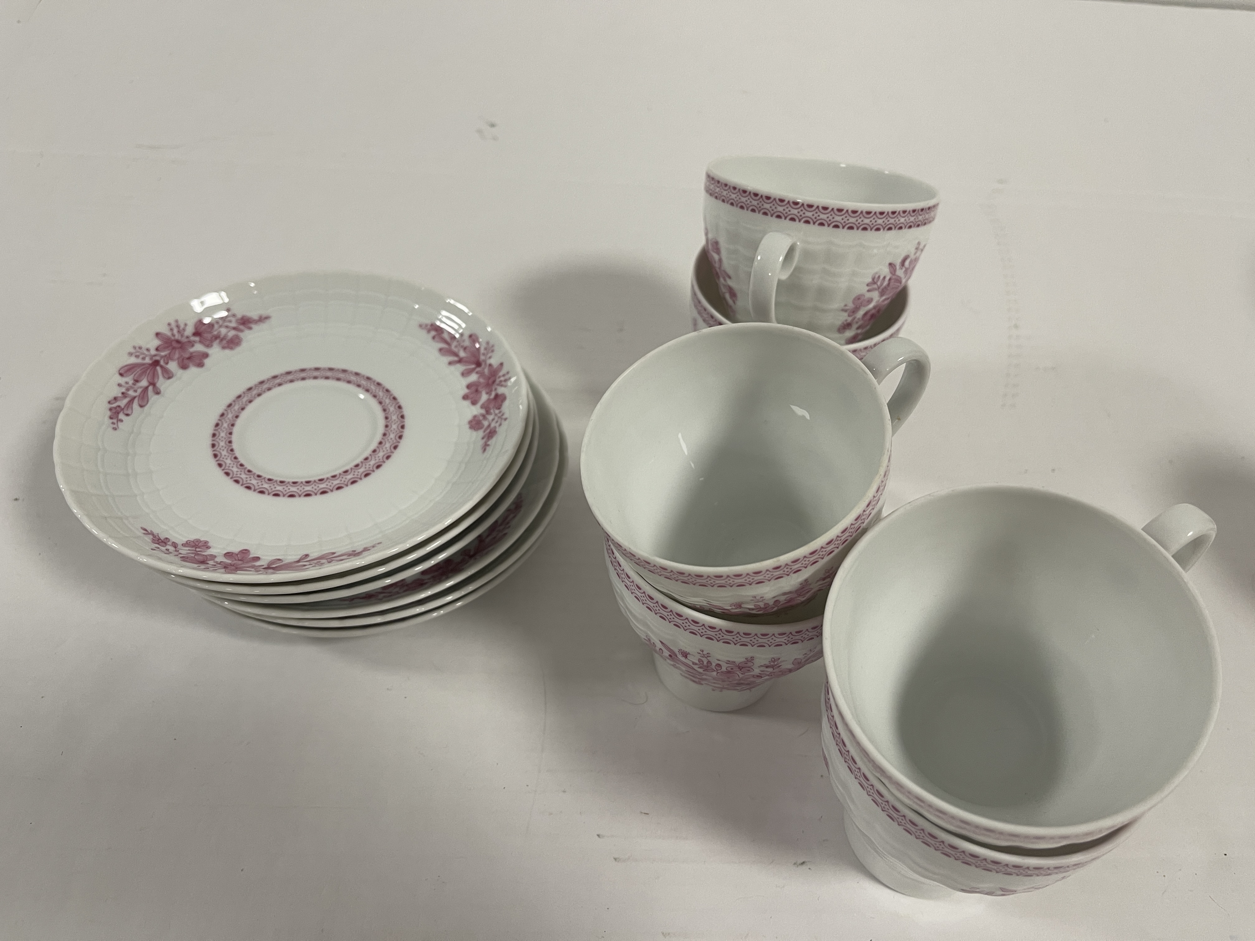 Hutschenreuther 6 Porzellan Tassen & Untersetzer Top Zustand.