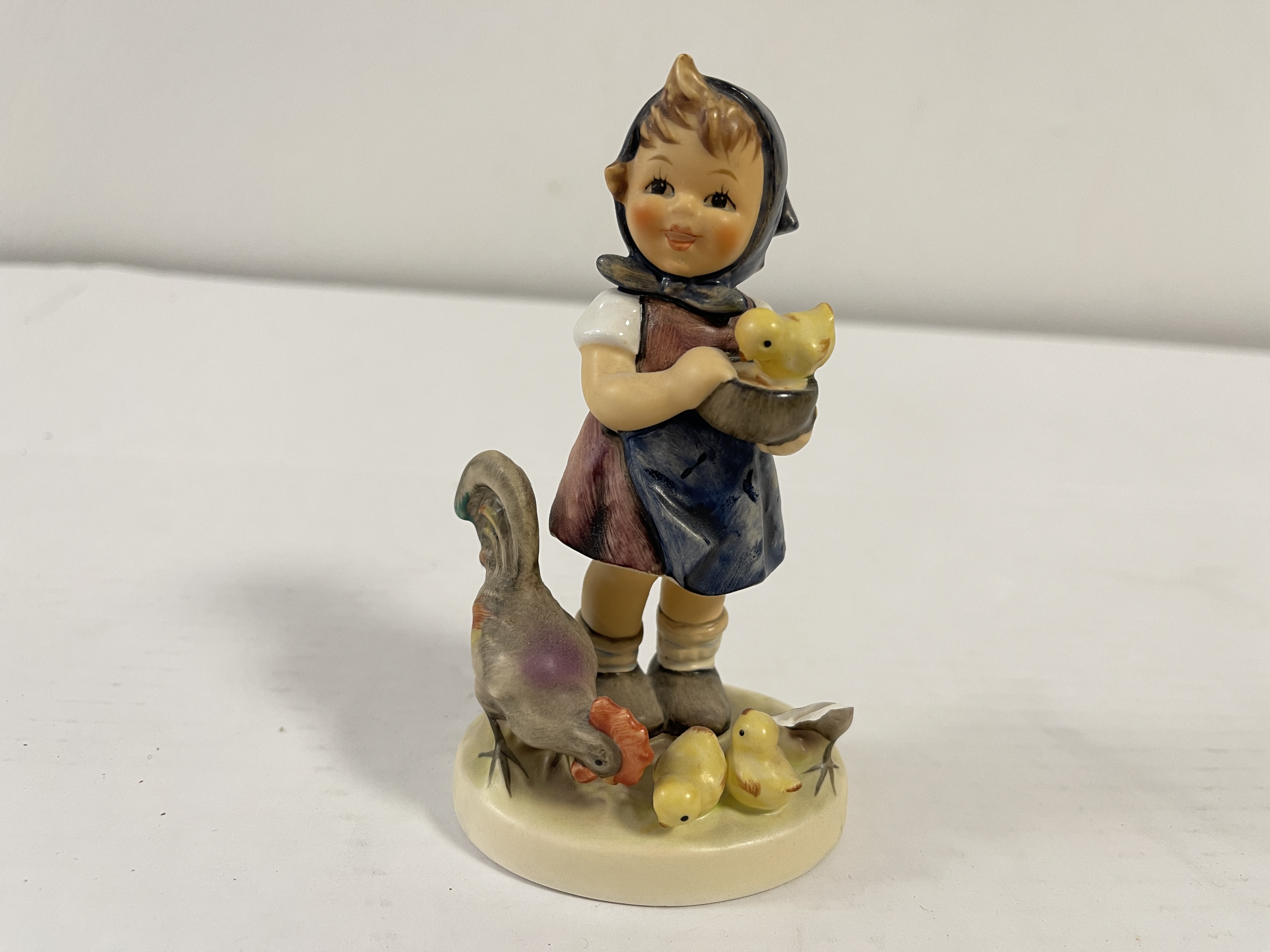 Hummel Figur 199/0 Im Hühnerhof 11 cm. 1 Wahl. Zustand  siehe Fotos
