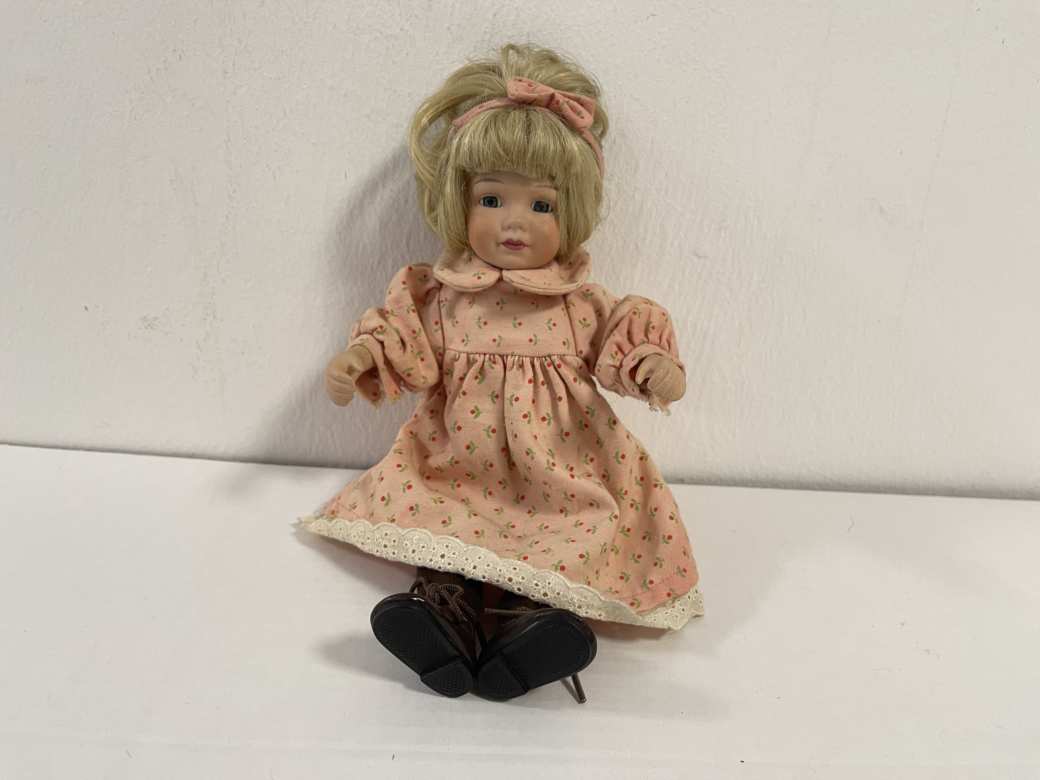 Künstlerpuppe Sammler Porzellan Puppe 25 cm. Zustand siehe Fotos 