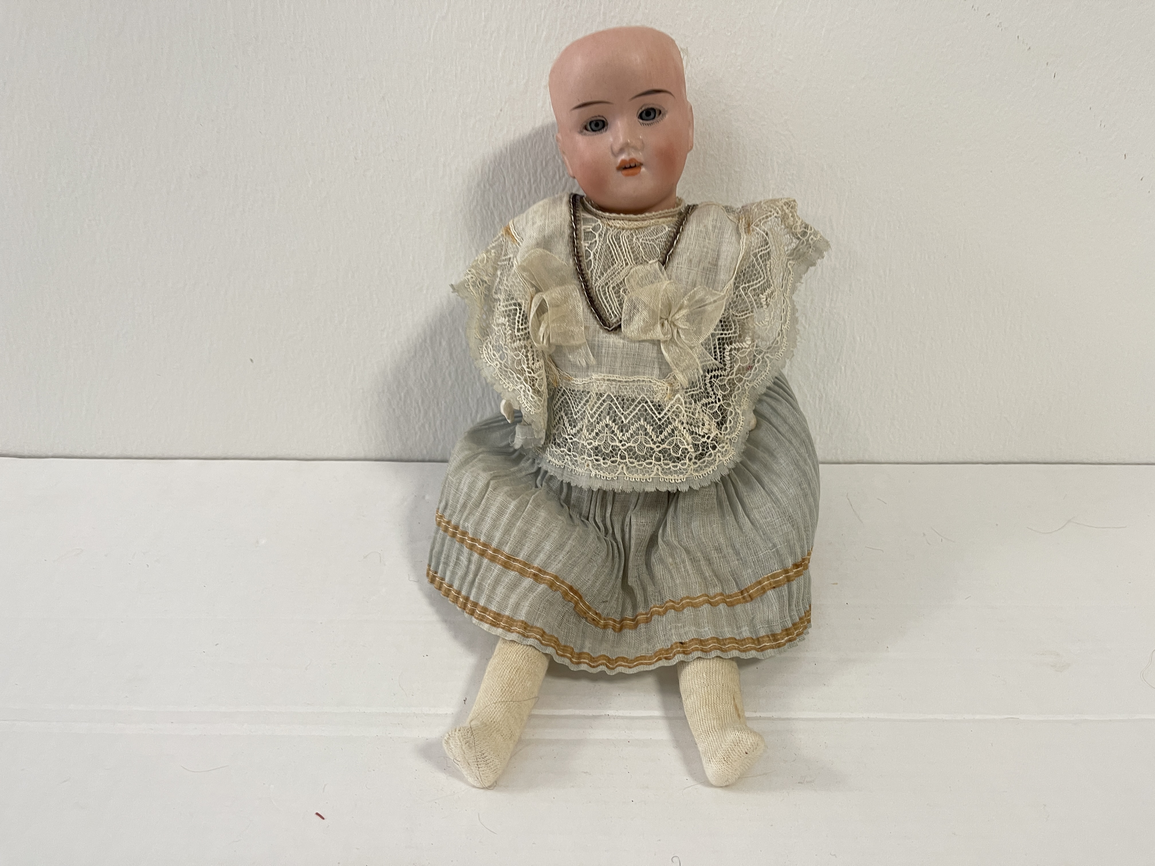 Alte Puppe Porzellankopf  Puppe 35 cm. Zustand Siehe Fotos.     