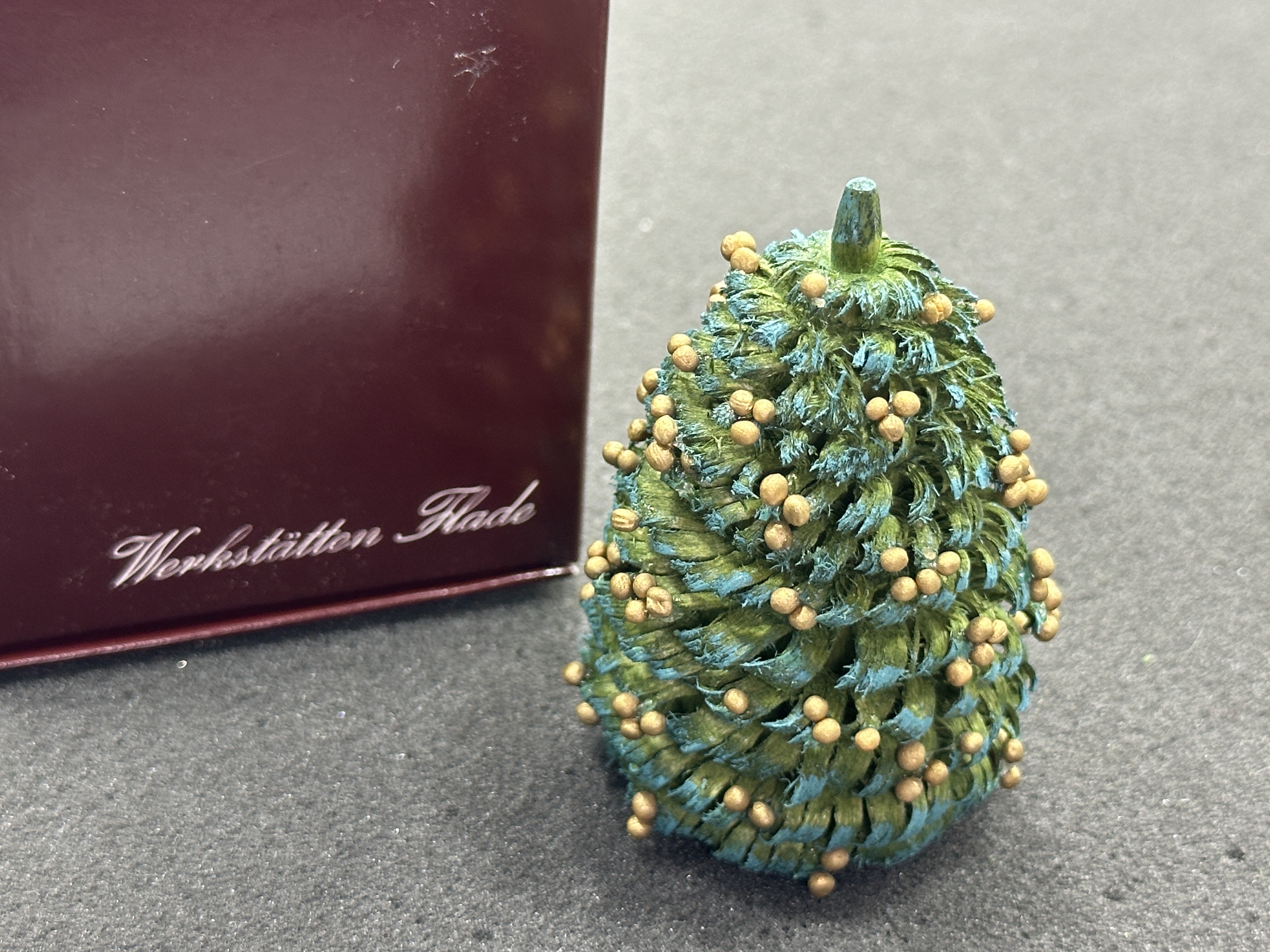 Erzgebirge Flade Figur Weihnachtsbaum mit goldenen Kugeln 6 cm. Top Zustand
