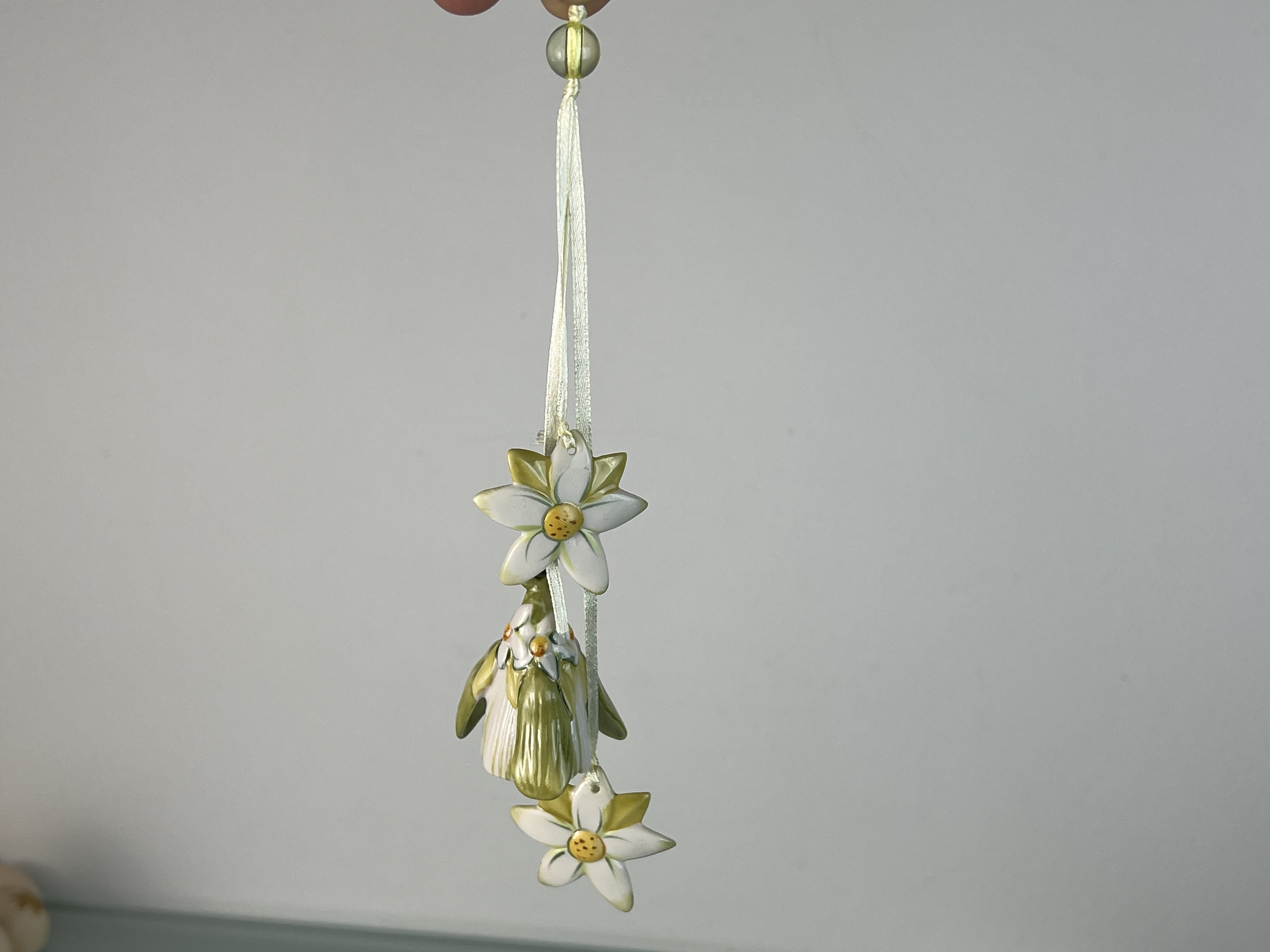 Porzellan Weiße Blumen Ornament  ca. 5 cm. Zustand siehe Bilder 