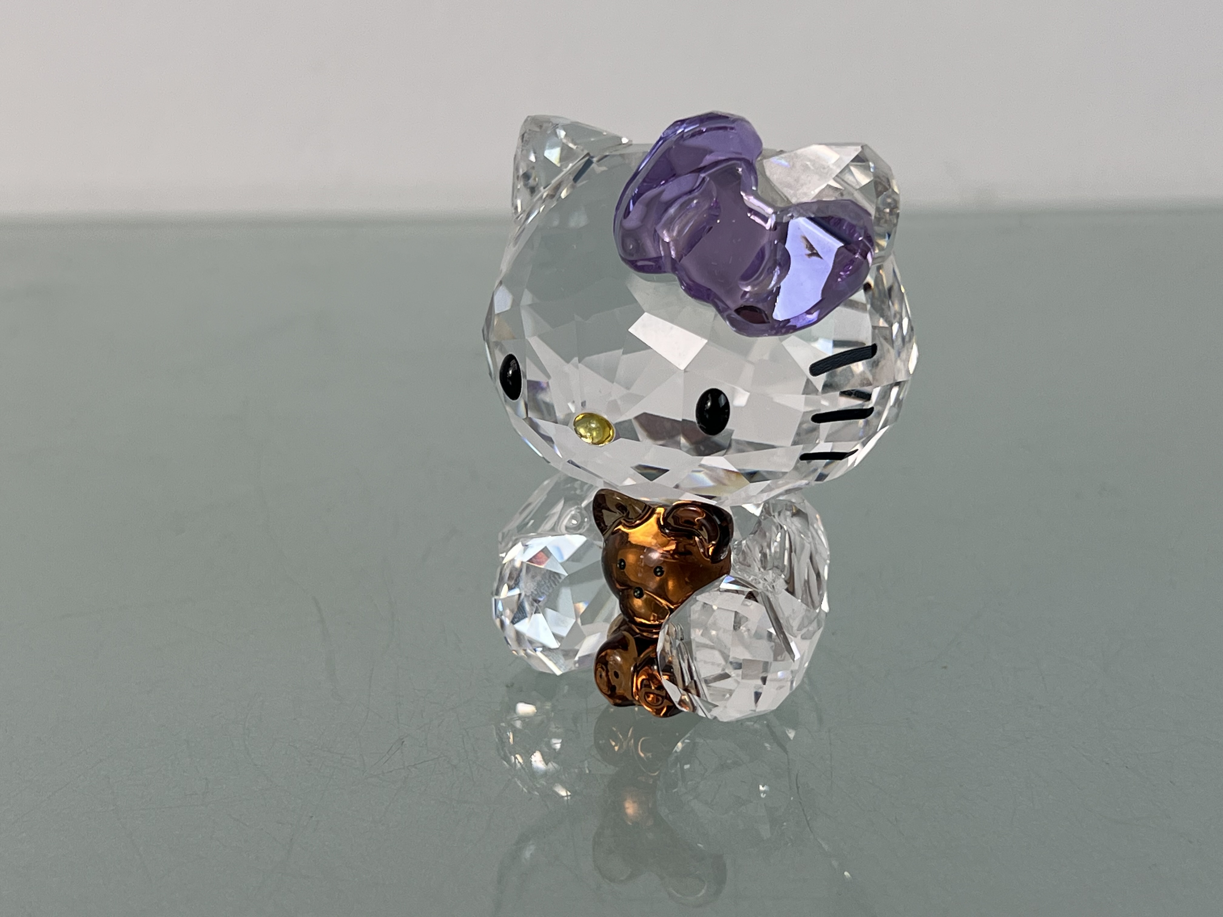 Swarovski Figur 1096879  Hello Kitty mit Teddy Bär 6,3 cm. Top Zustand
