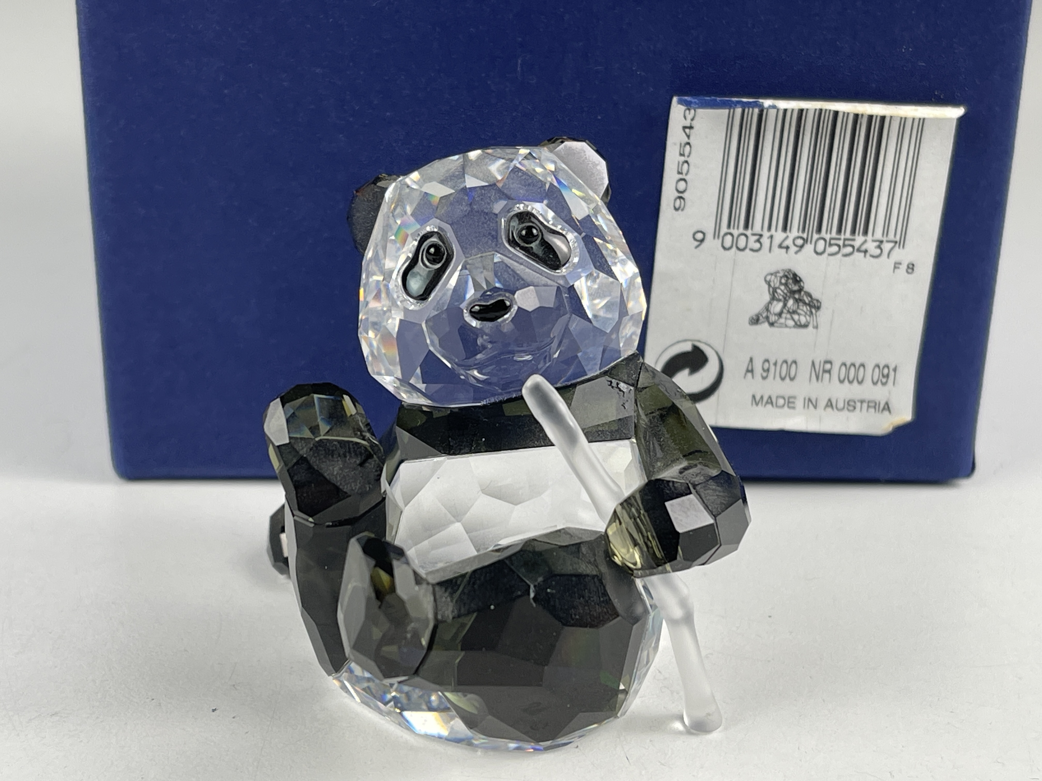  Swarovski Figur 905543 ScS Panda Baby 5 cm. Mit Kiste & Zertifikat. Defekt am Bambus 