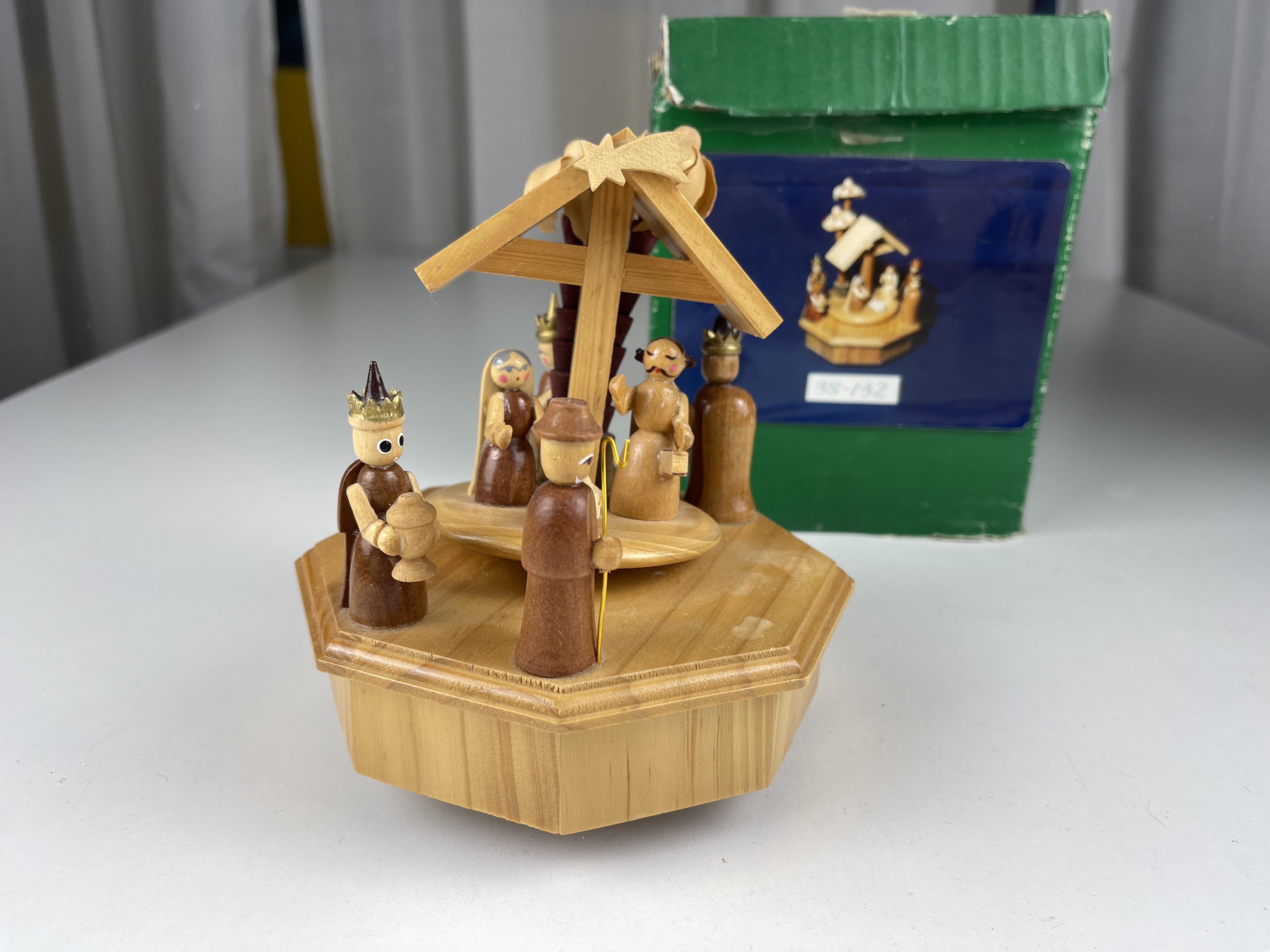 Erzgebirge Figur Spieluhr Höhe: 16 x 13 cm. Zustand siehe Fotos