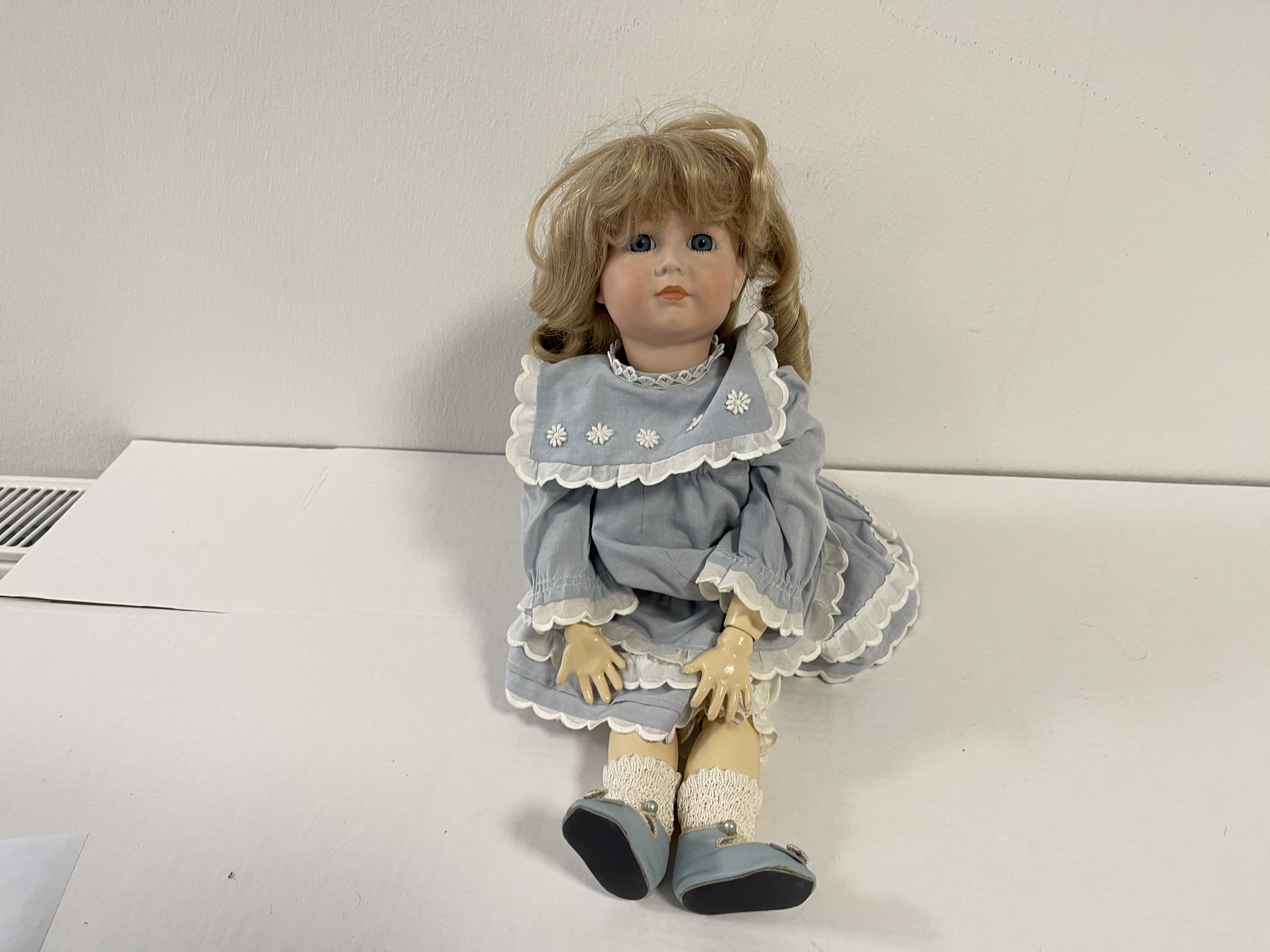 Künstler Porzellan Puppe 46 cm. Zustand siehe Fotos    