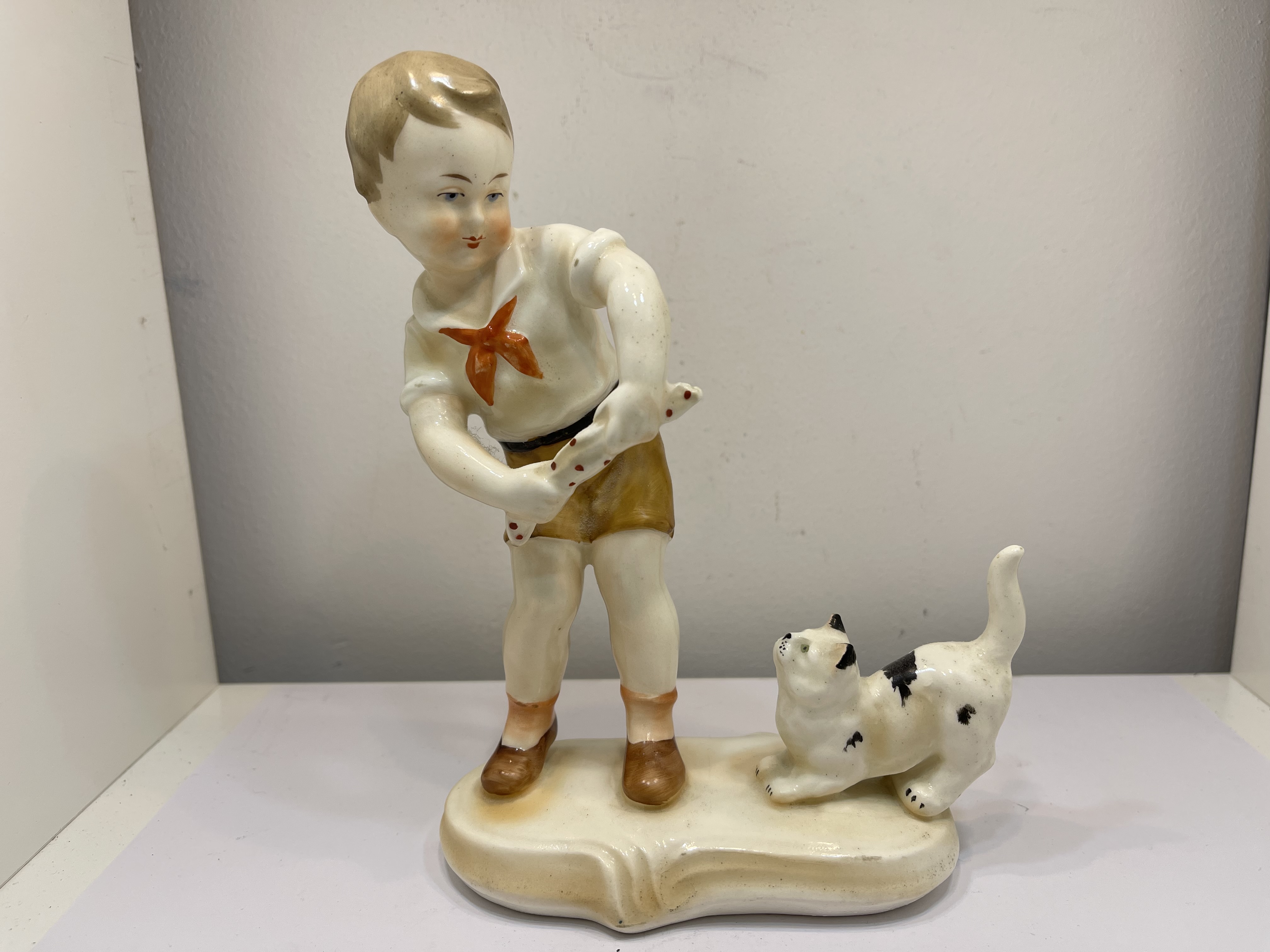 Sammler Porzellan Figur Junge mit Katze 18 cm - Zustand siehe Fotos