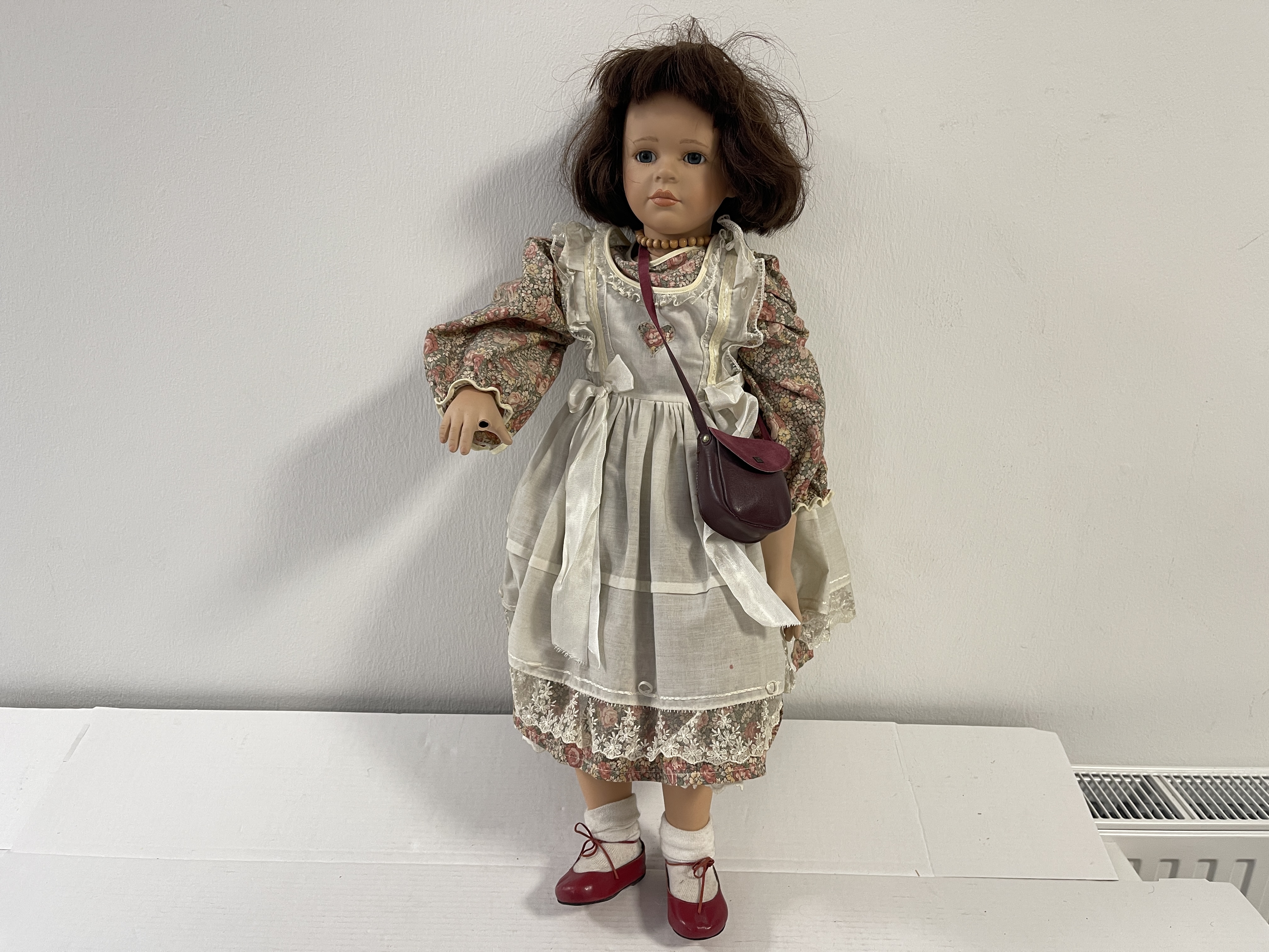 Künstlerpuppe Porzellan Puppe 73 cm. Kleiner Defekt  