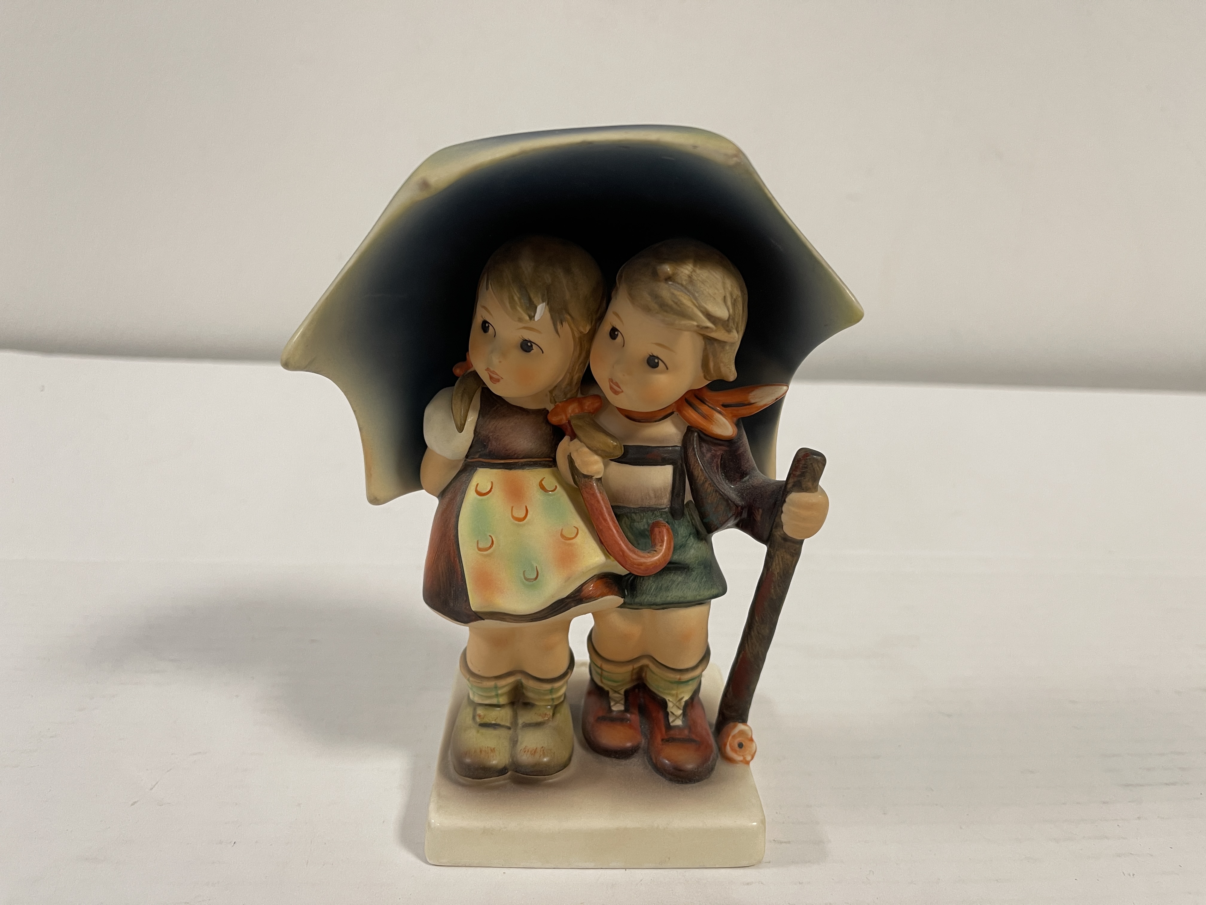 Hummel Figur 71/I Unter einem Dach 16 cm. 1 Wahl. Zustand siehe Fotos
