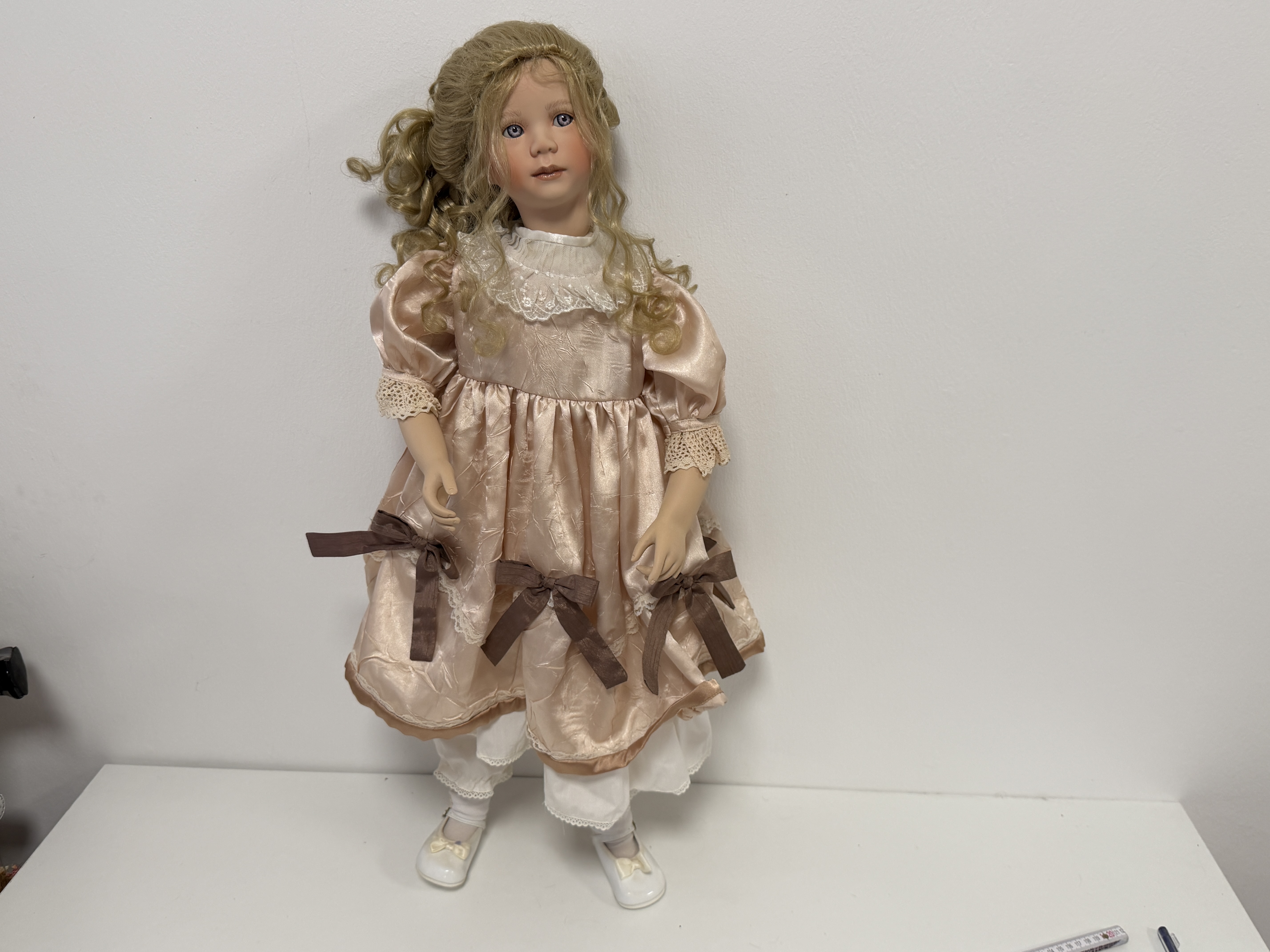  Ute Kase Lepp Künstlerpuppe Porzellan Puppe 80 cm. Kleiner Finger ab aber vorhanden 