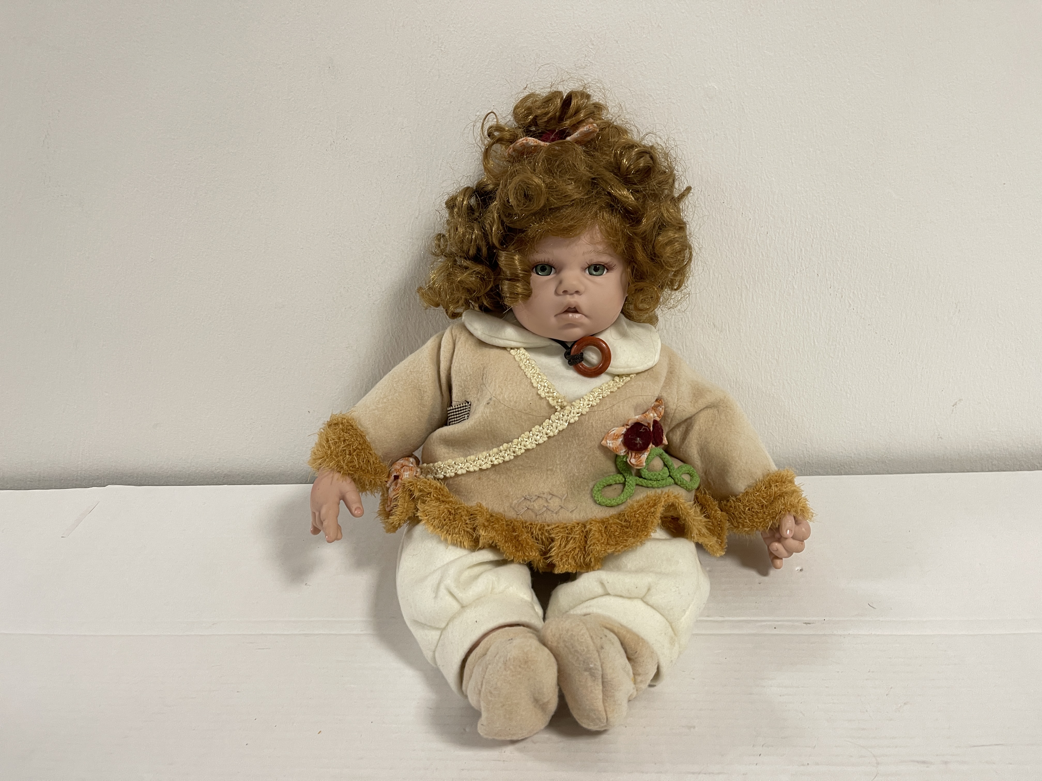Künstlerpuppe Sammlerpuppe Vinyl Puppe 44 cm  Zustand siehe Fotos   