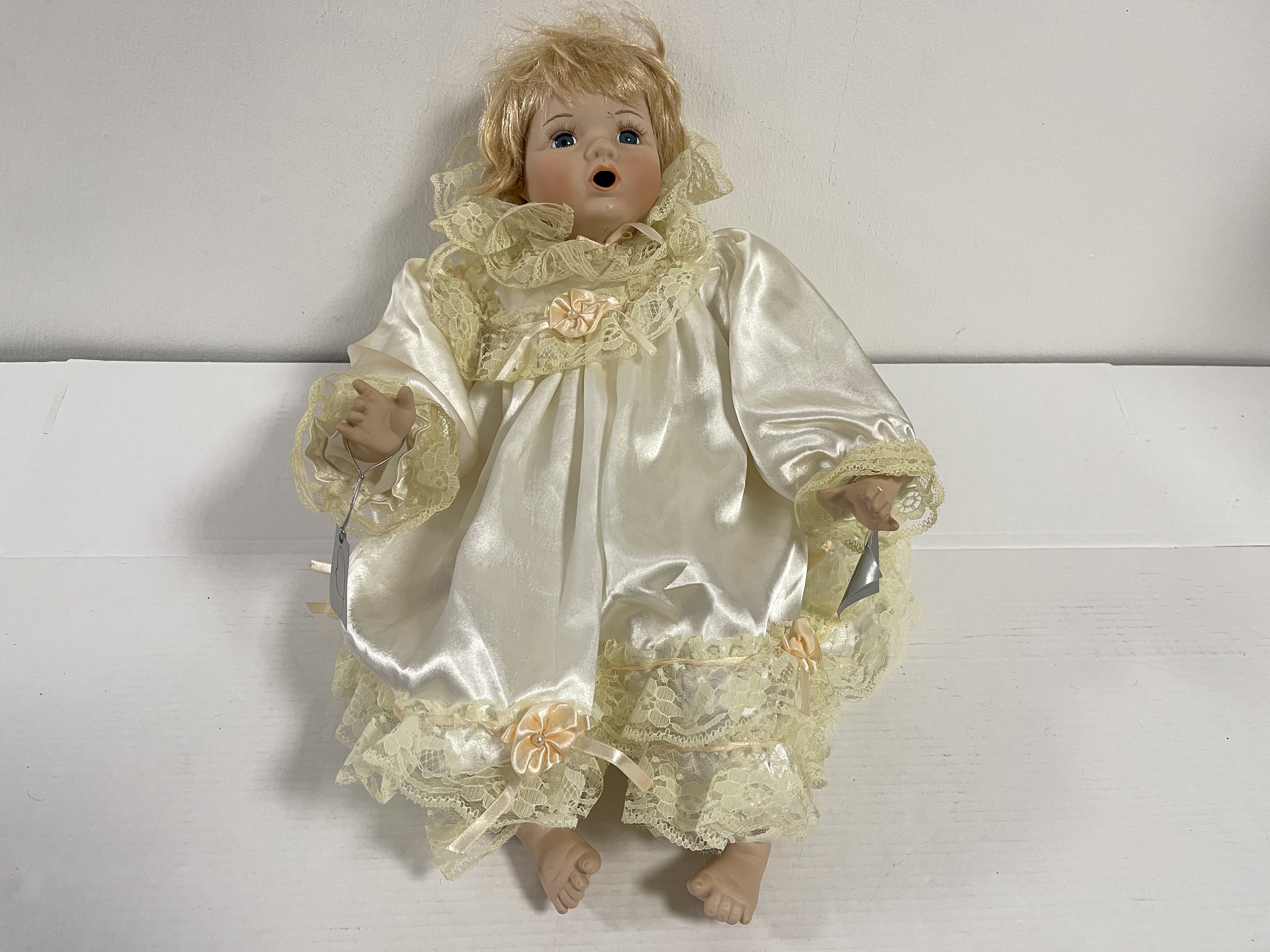 Künstlerpuppe Porzellan Sammler Puppe 52 cm. Raucherhaushalt Zustand siehe Fotos