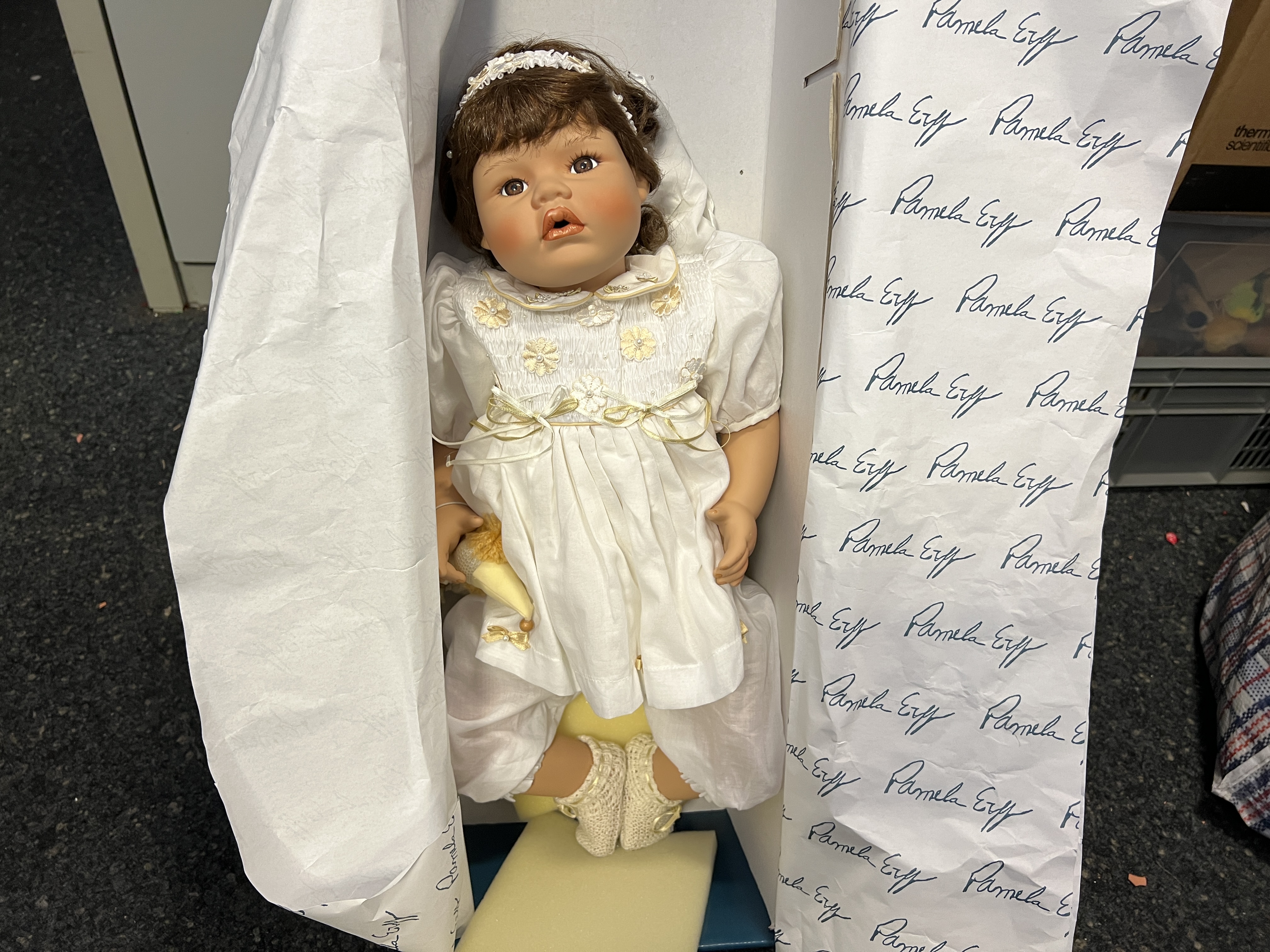 The Quenns Gallery Künstlerpuppe Porzellan Puppe 63 cm. Top Zustand  