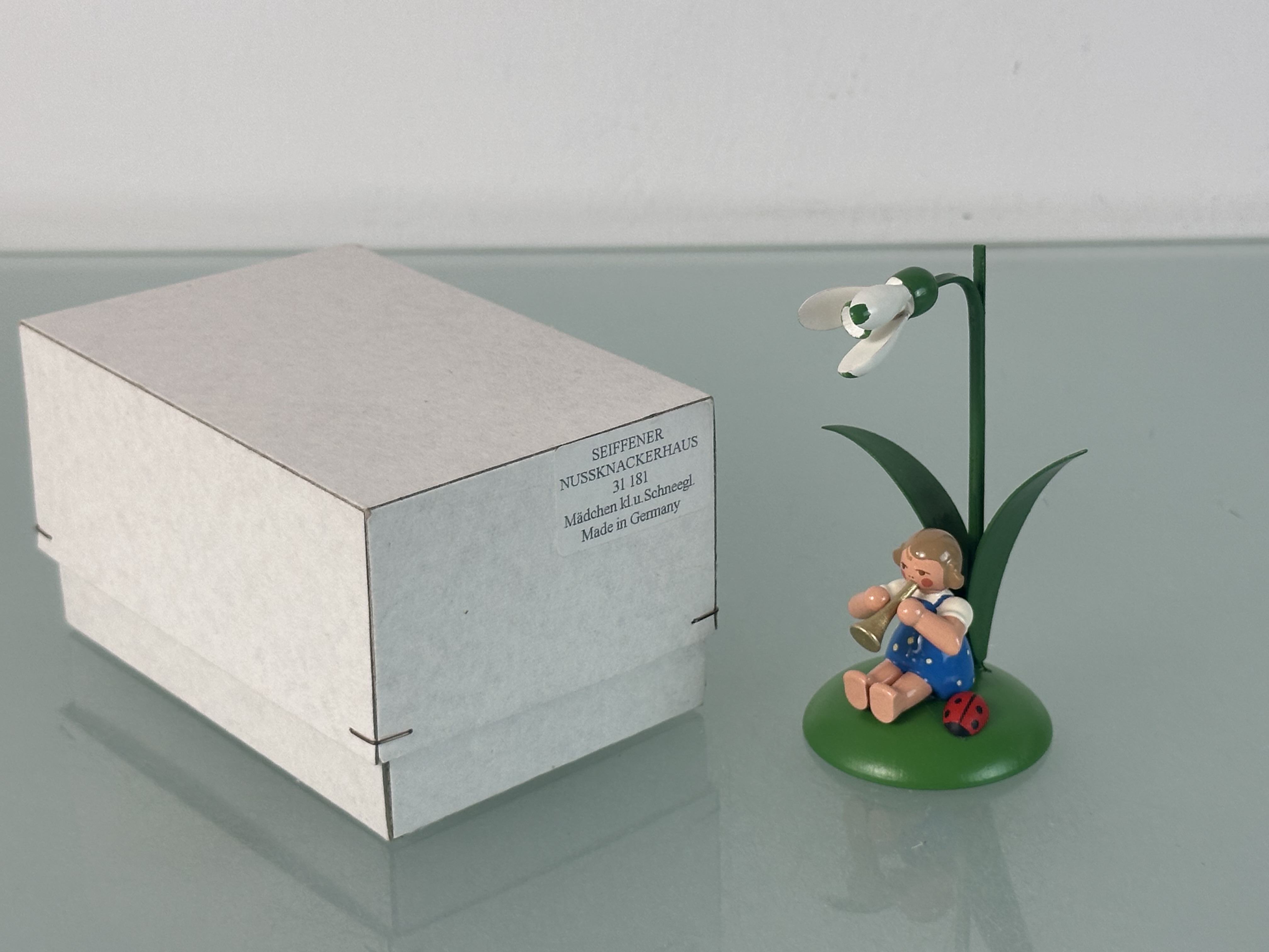 Erzgebirge Seiffener Figur Mädchen unter Schneeglöckchen 10,5 cm. Top Zustand
