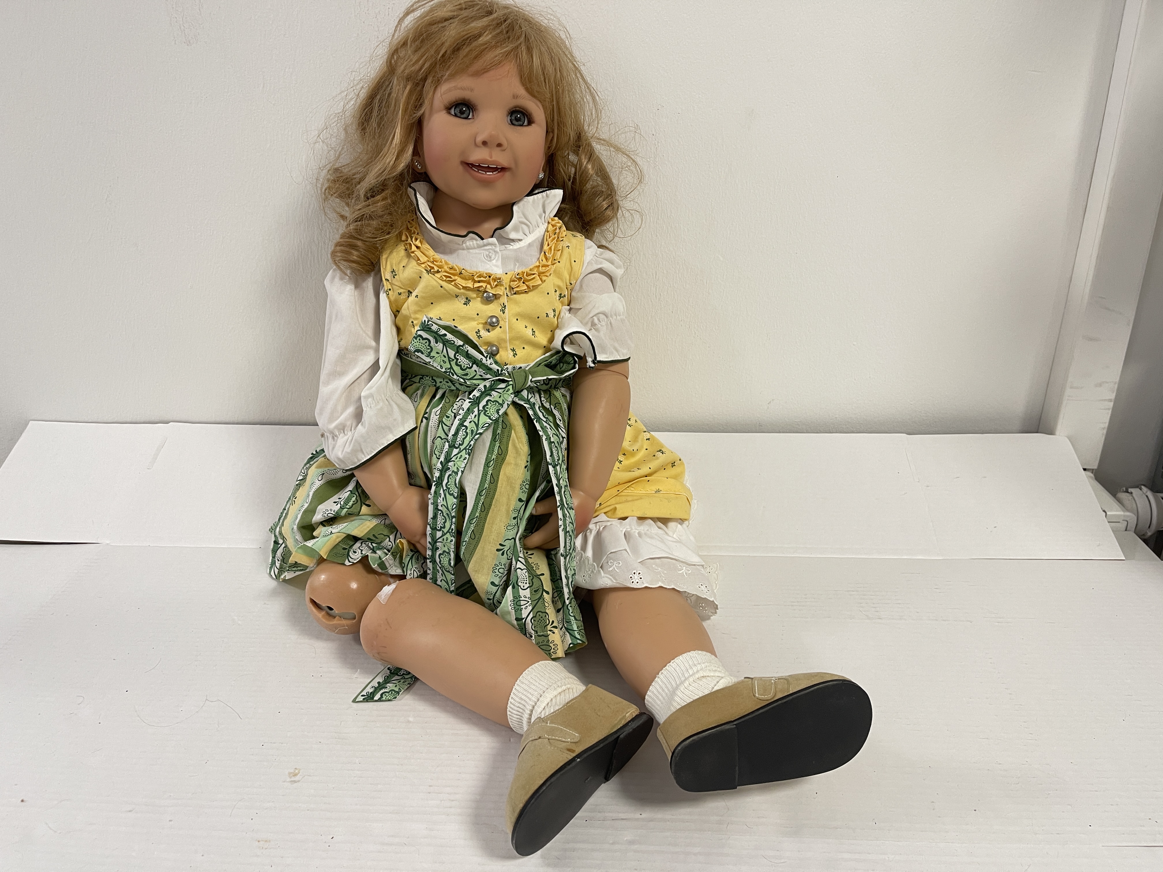 Künstlerpuppe Puppe Monika Peter Leicht Vinyl Puppe 82 cm. Defekt am Bein 