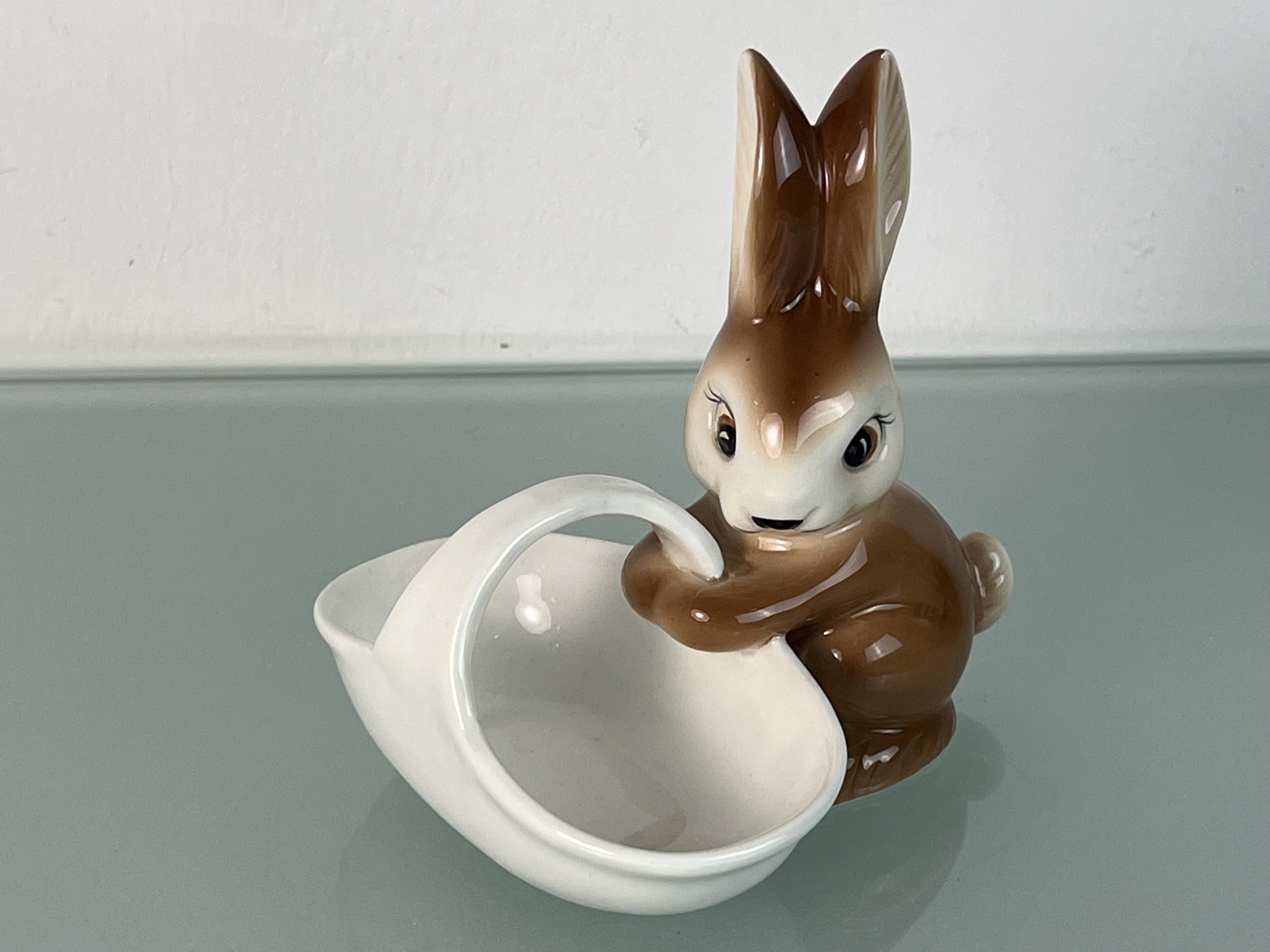 Goebel Figur  Hase mit Korb 12,5 cm Breit / 12 cm Lang / 13,5 cm Hoch. 1 Wahl in Top Zustand