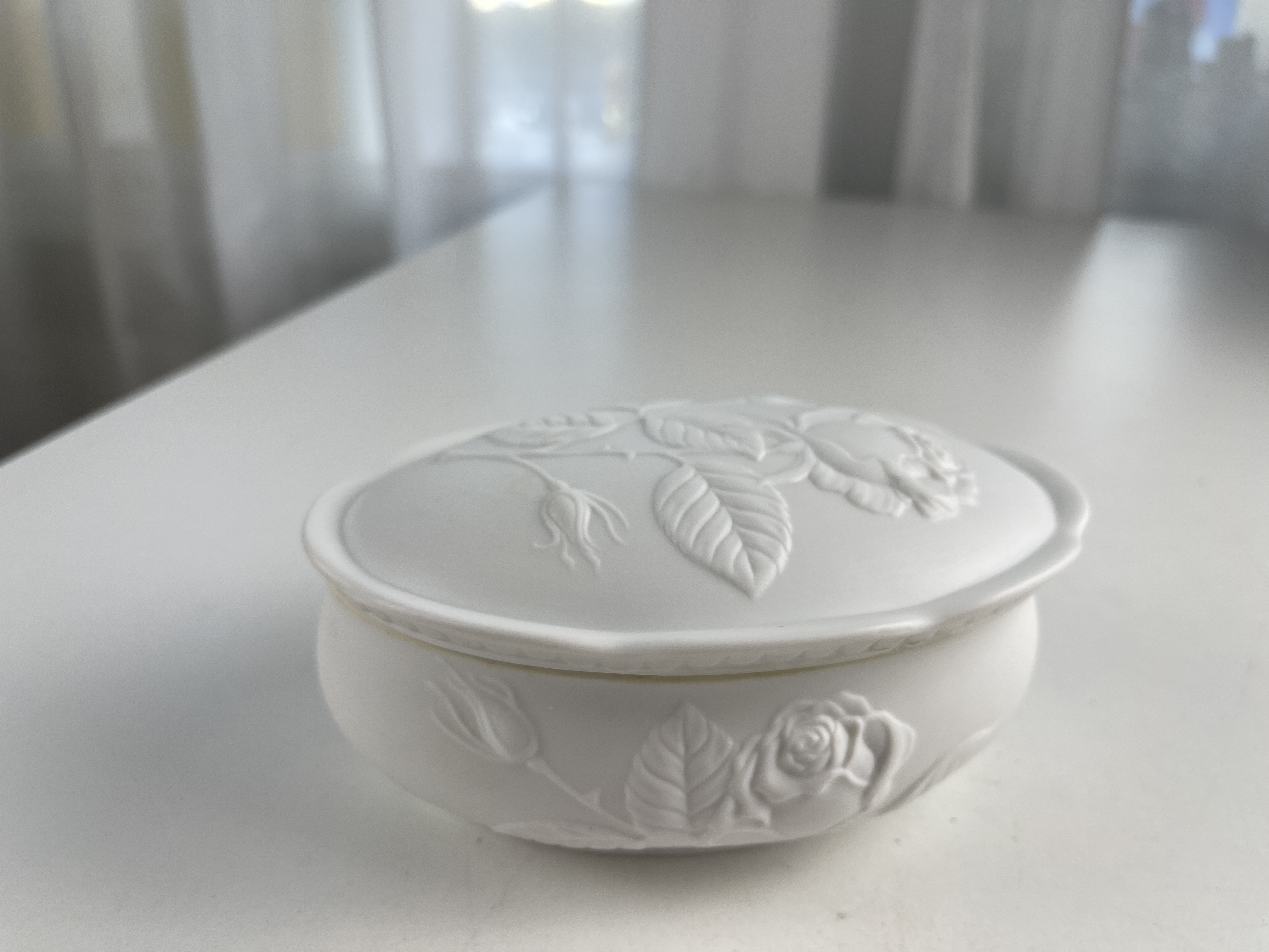 Kaiser Porzellan Deckeldose 14,5 x 6 cm. Zustand  siehe Fotos  