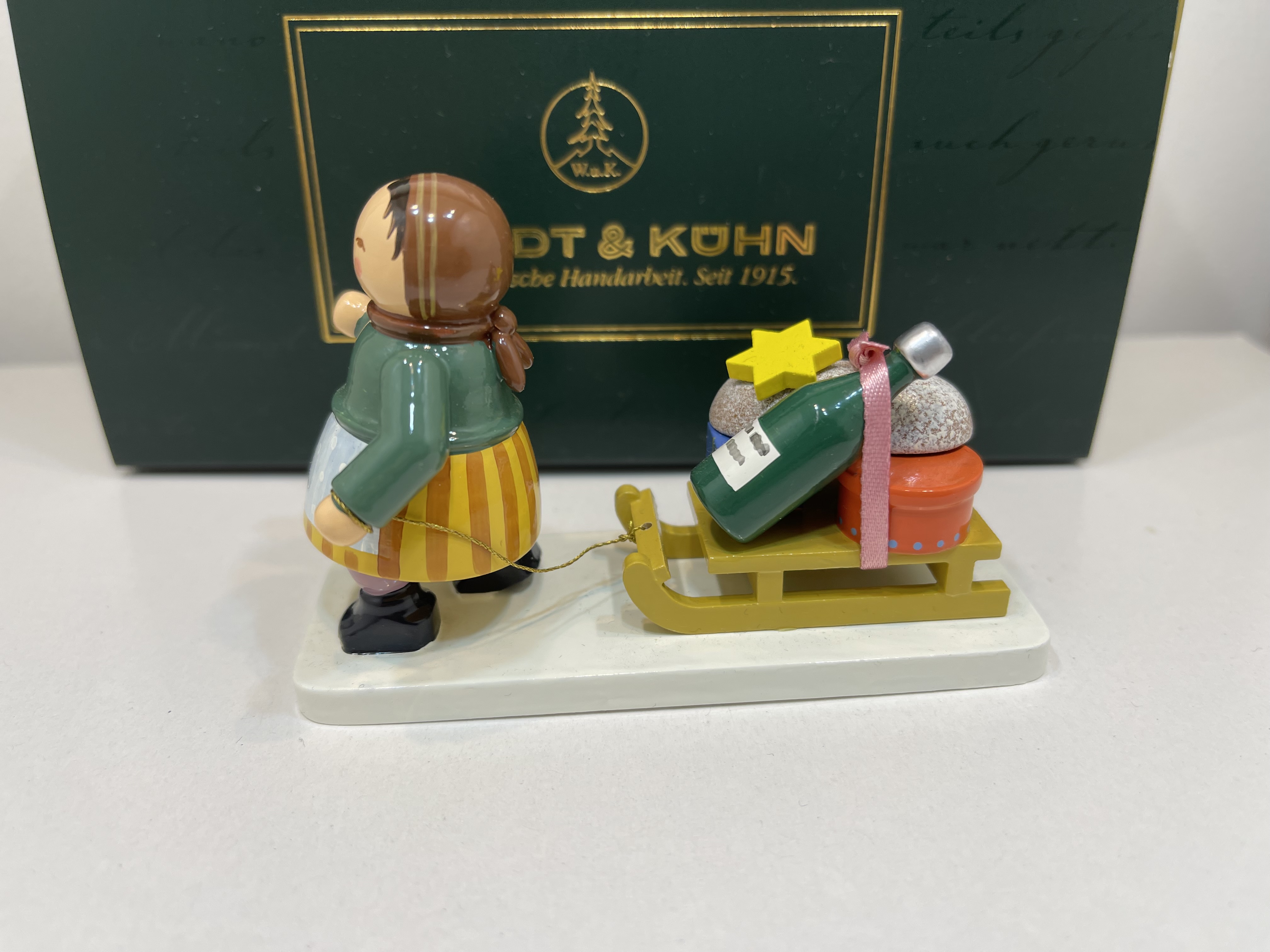 Wendt und Kühn Erzgebirge Figur Mädchen mit Schlittern 10 x 6,5 x 3,5 cm + OVP - Top Zustand   