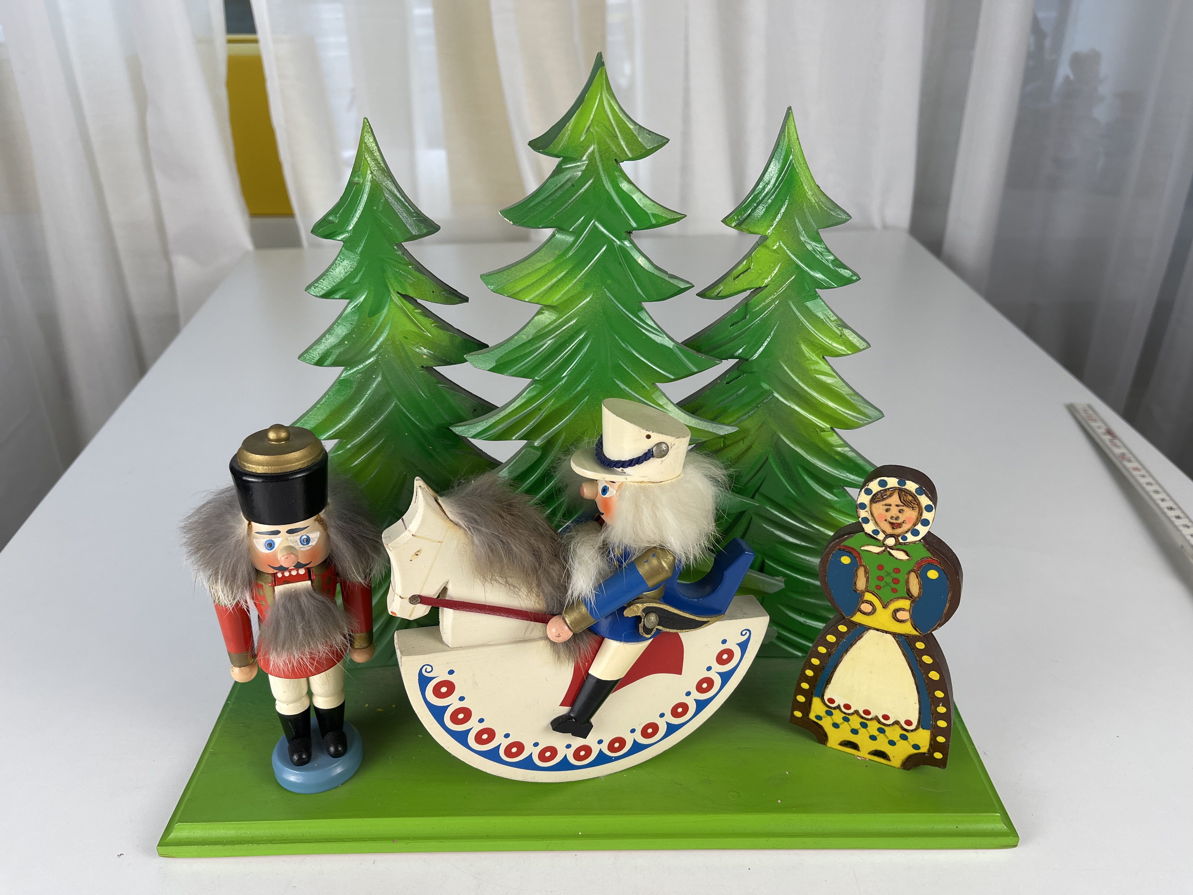 Erzgebirge Sammler Figur Nussknacker Display 30 x 34x 11 cm - Zustand siehe Fotos 