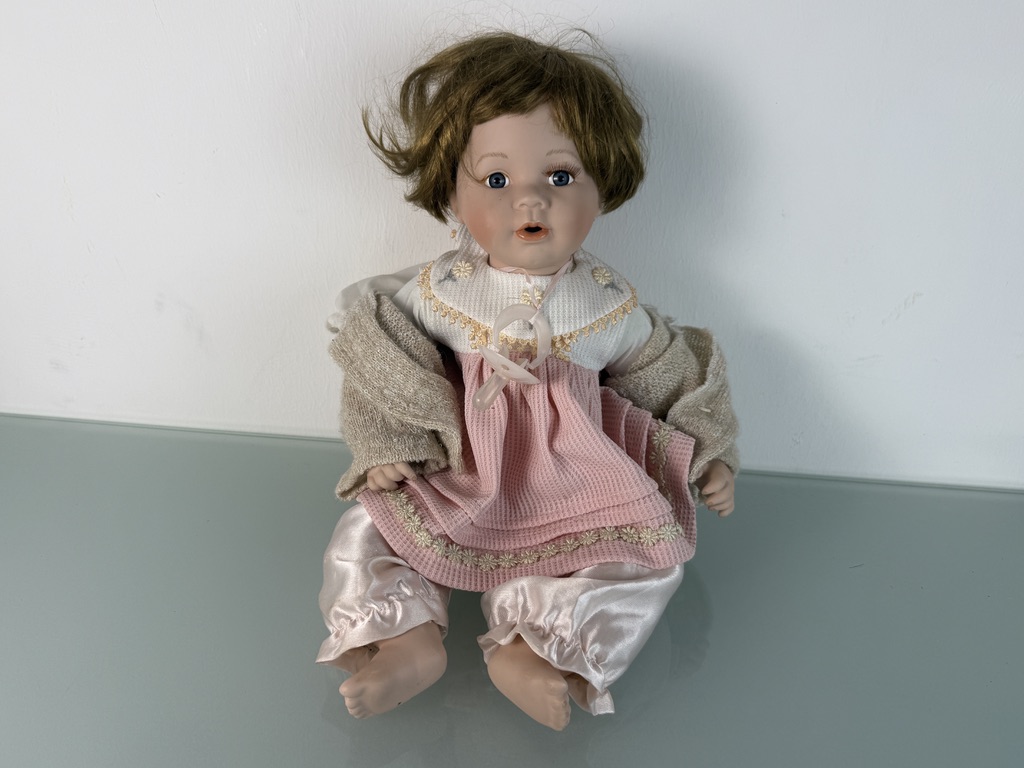 ANCIENNE POUPÉE DE collection en porcelaine 45cm avec support EUR 30,00