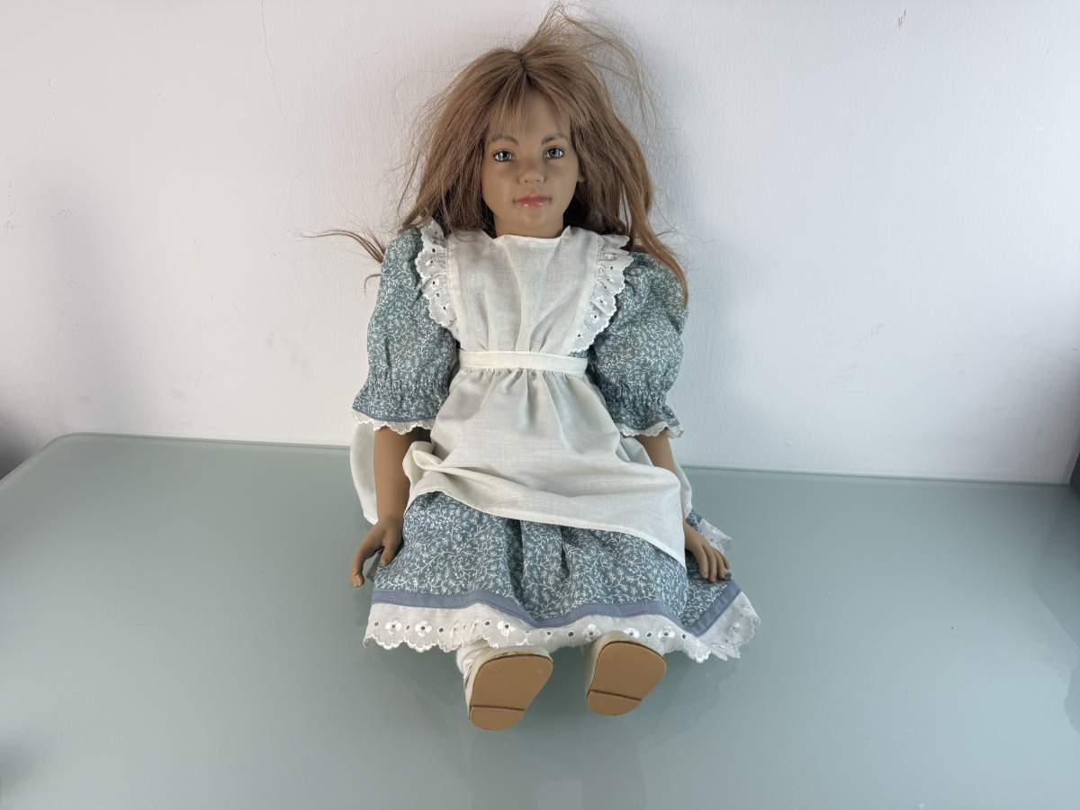 Sigikid Ilse Wippler Vinyl Poupée 61 Cm. Petit Défectueux