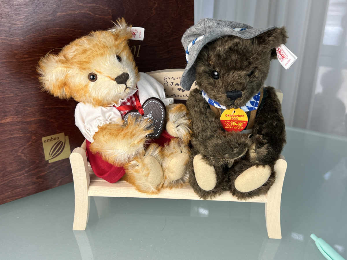 シュタイフ　オクトーバーフェスト　テディベア　670381 Steiff 670381 Oktoberfest Bärchen mit Holzbank - Top Zustand