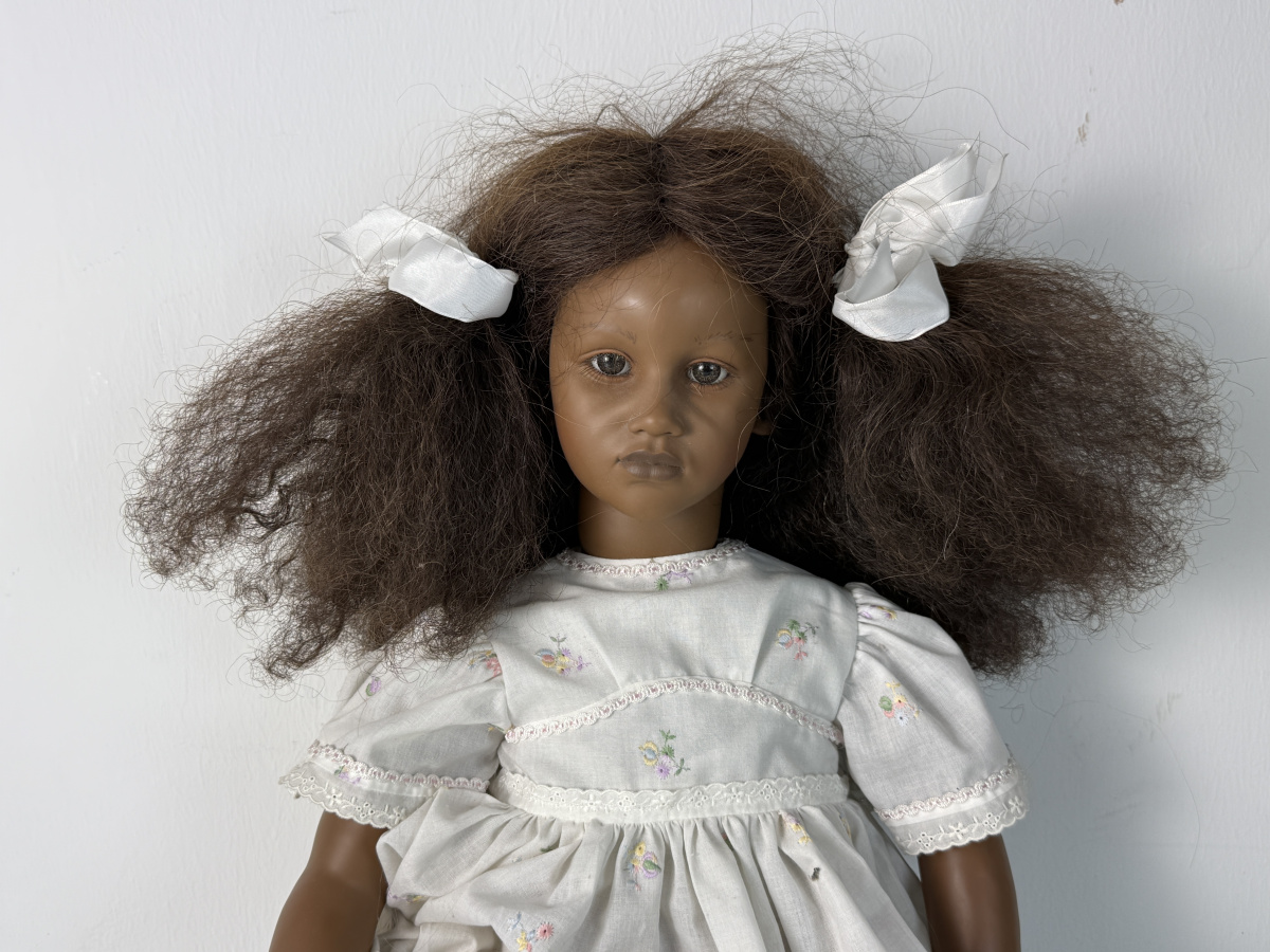 Annette Himstedt Poupée Fatou 60 Cm. Aux Pieds Nus État