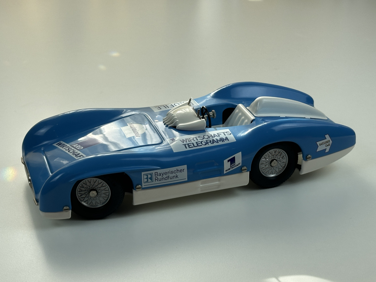 Märklin 1947 Mercedes Rennwagen 限定品 Märklin 1947 Bavarian Radio Racing Car 6.8 x 31 x 13 cm. Comes